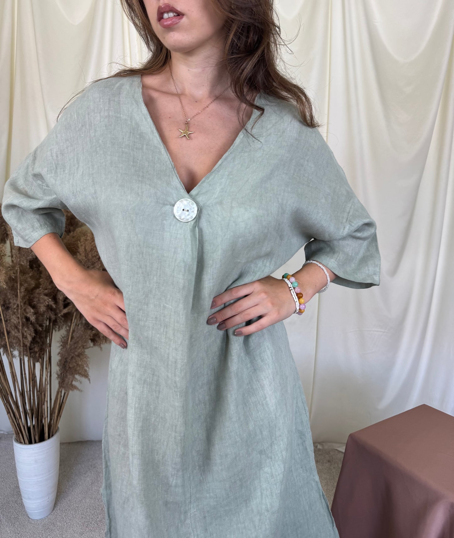 Rochie din in verde cu nasture perla în croi amplu și fluid ( mărimea S-XL)