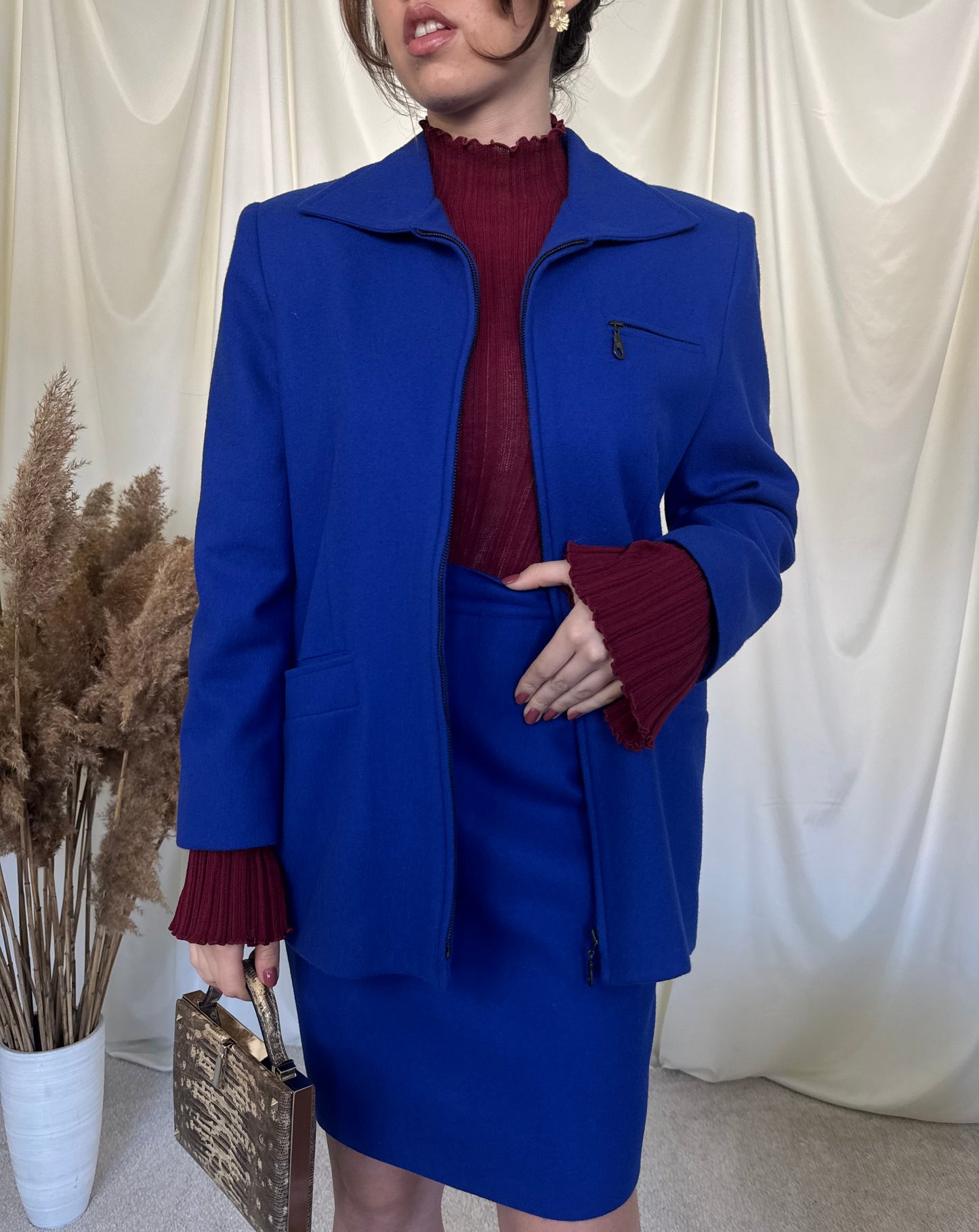 Deux-piece, jachetă și fusta cu talie înaltă, 80% lână, nuanța superbă de albastru royal 
(Mărimea S/M)