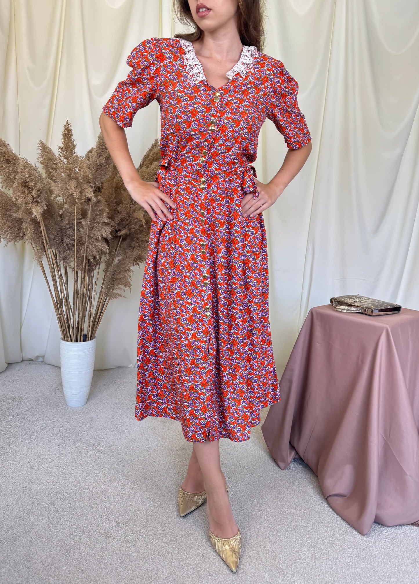 Rochie vintage cu print floral, guler din dantelă și nasturi aurii, talie ajustabilă  
(Mărimea M)