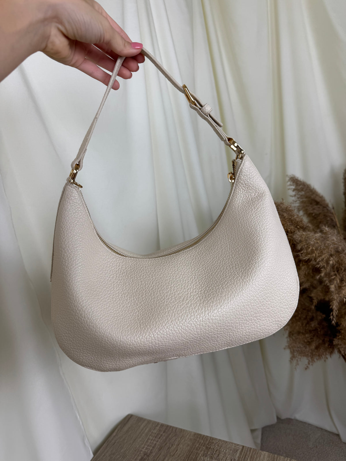 Geanta LOVE MOSCHINO din piele naturală cu feronerie aurie 
Prezintă mică urmă