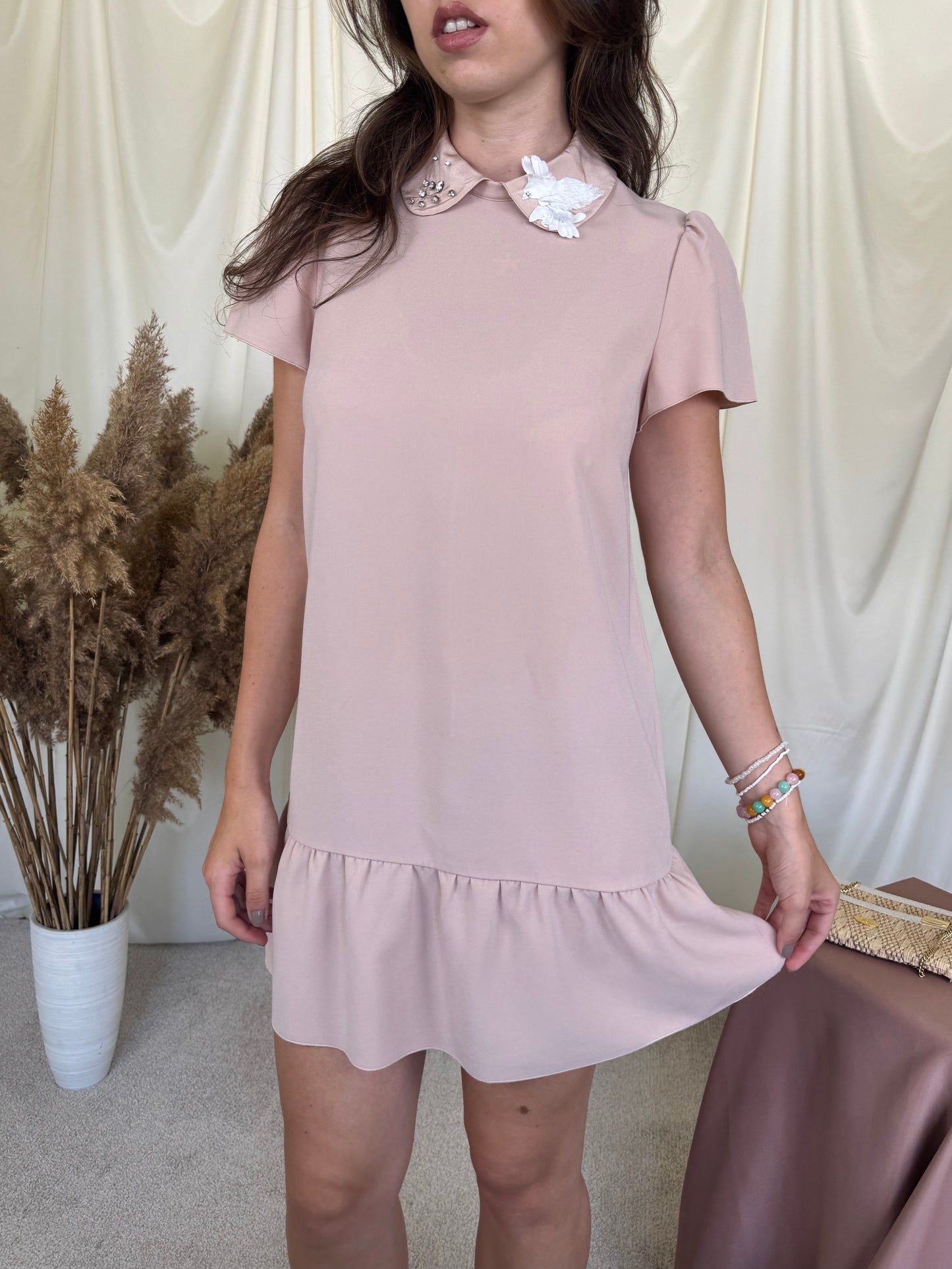 Rochie Red Valentino dusty pink în croi feminin și guler cu aplicații ( mărimea S)