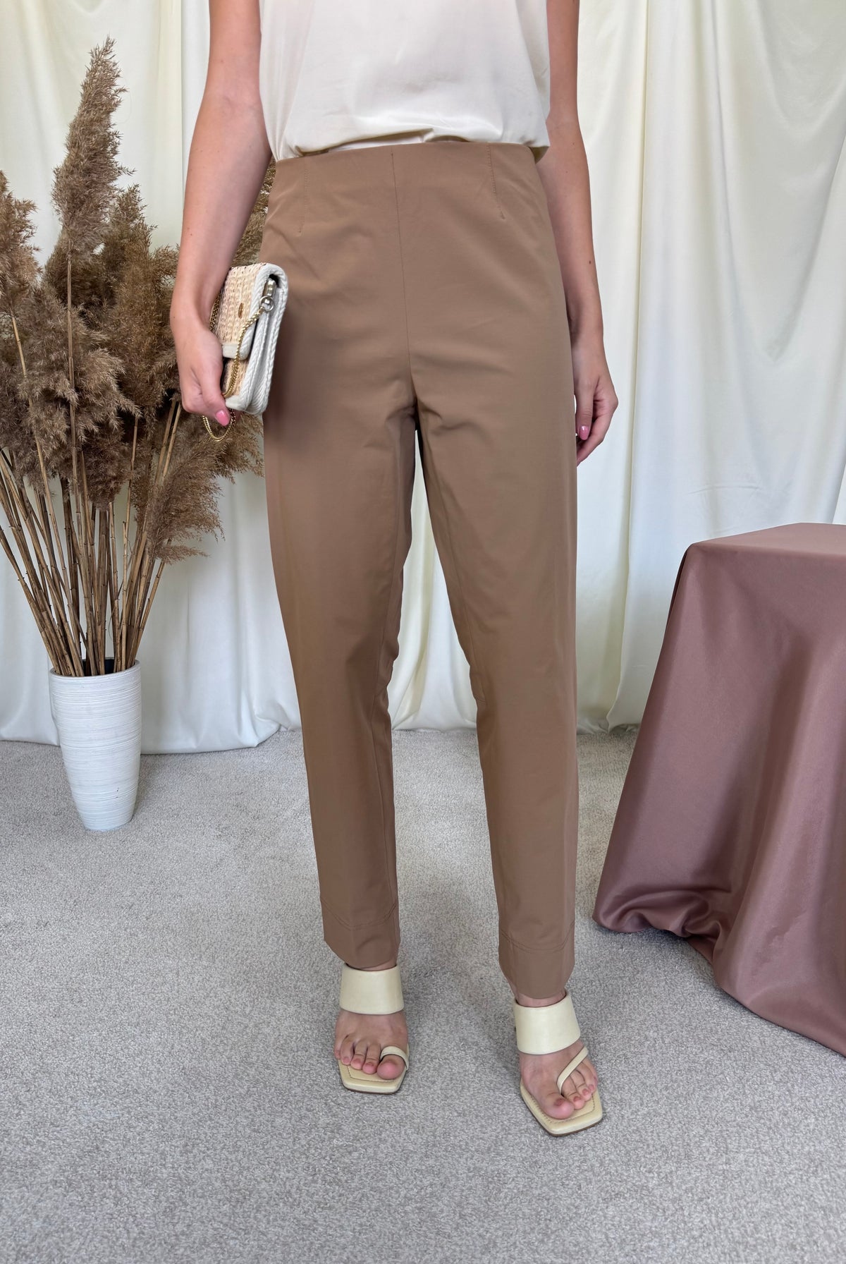 Pantalon Rafaello Rossi cu talie elastică ( mărimea L- XL elastic)  
Condiție excelentă