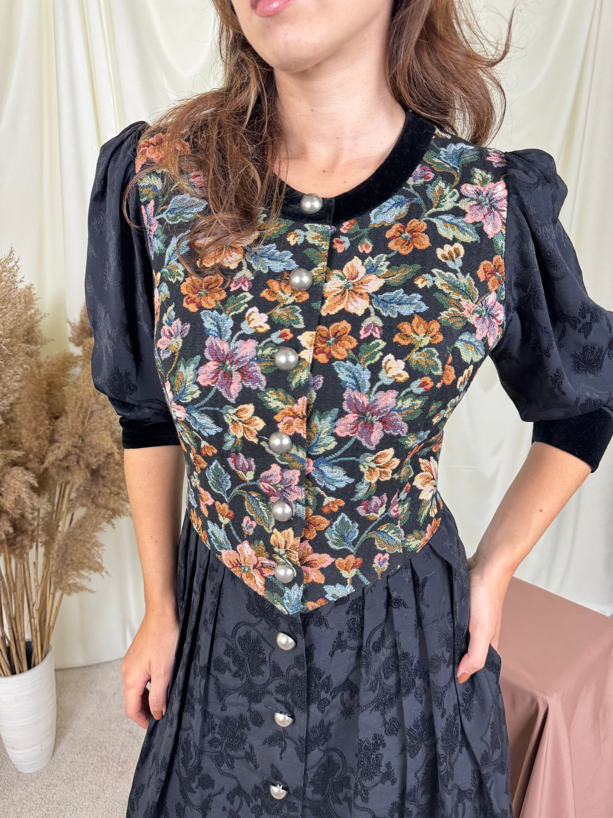 Rochie vintage superbisimă  cu nasturi metalici și detalii din catifea de bumbac ( mărimea M/L)
