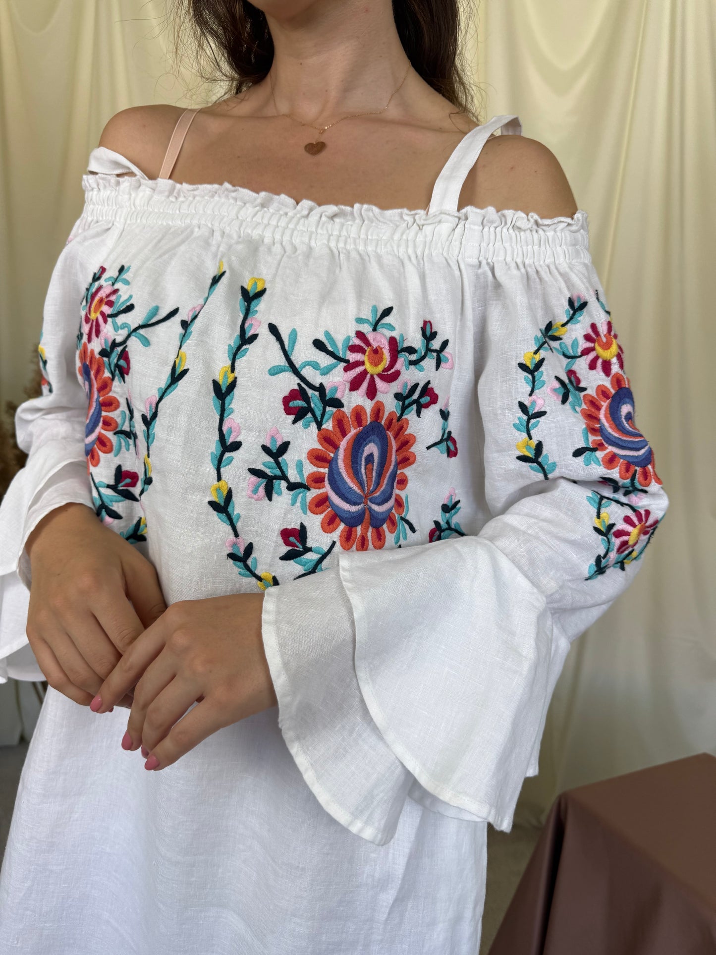 Rochie nouă cu broderie superbă din 100% in ( mărimea S- S/M)