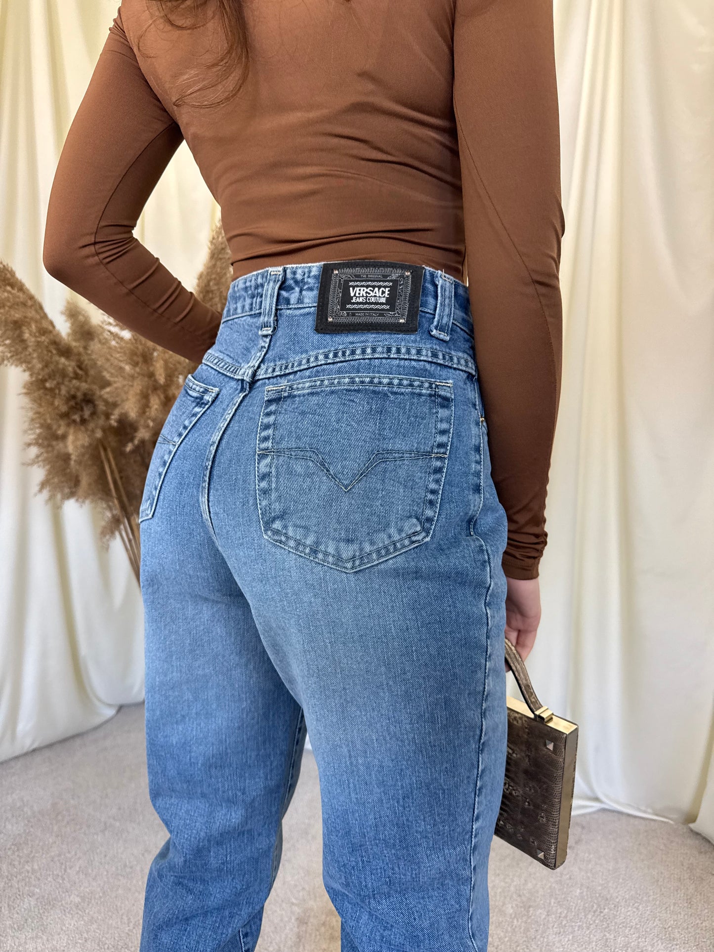 Blug vintage Versace din 100% bumbac, nasturi metalici aurii, păstrați într-o stare excelentă 
(Mărimea S)