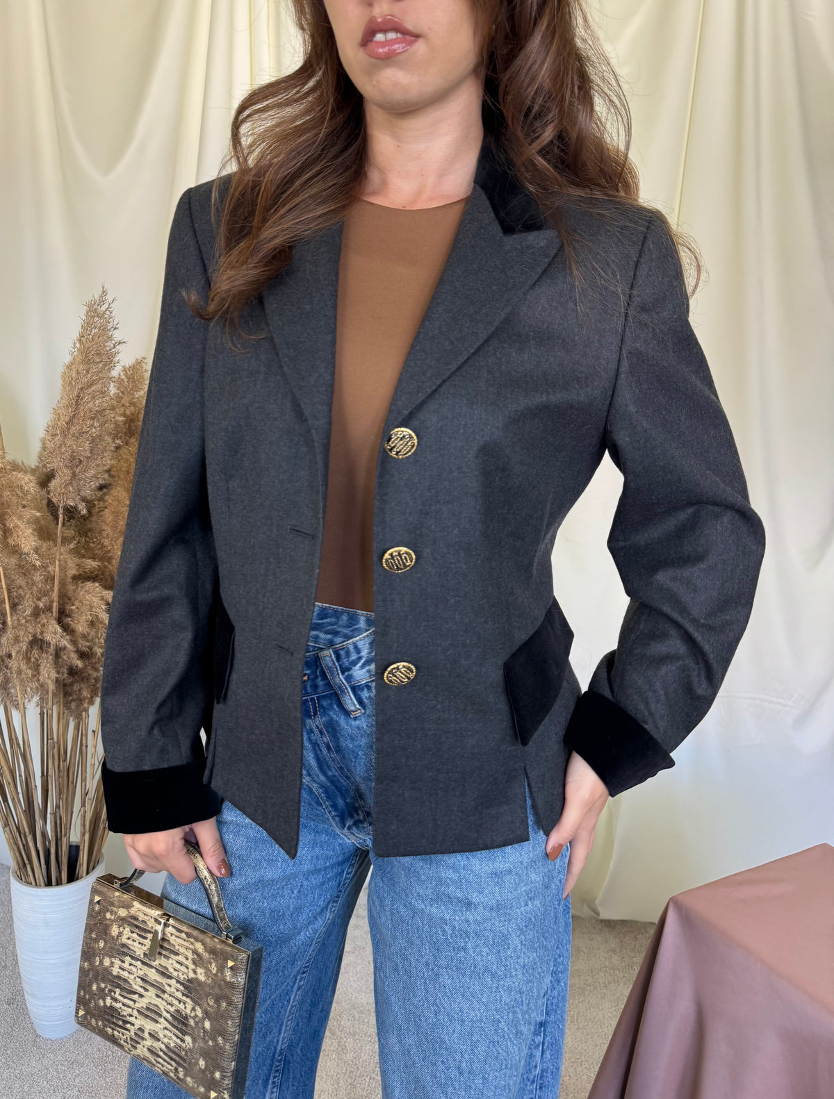 Sacou vintage elegant din stofă calitativă de 100% lână gri cu detalii din catifea de bumbac ( mărimea M/L)