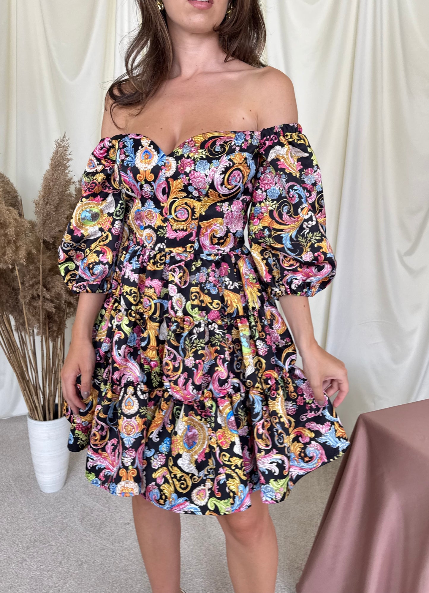 Rochie premium VERSACE cu print baroc inscripționat, nuanțe vibrante ( mărimea S-s/m)