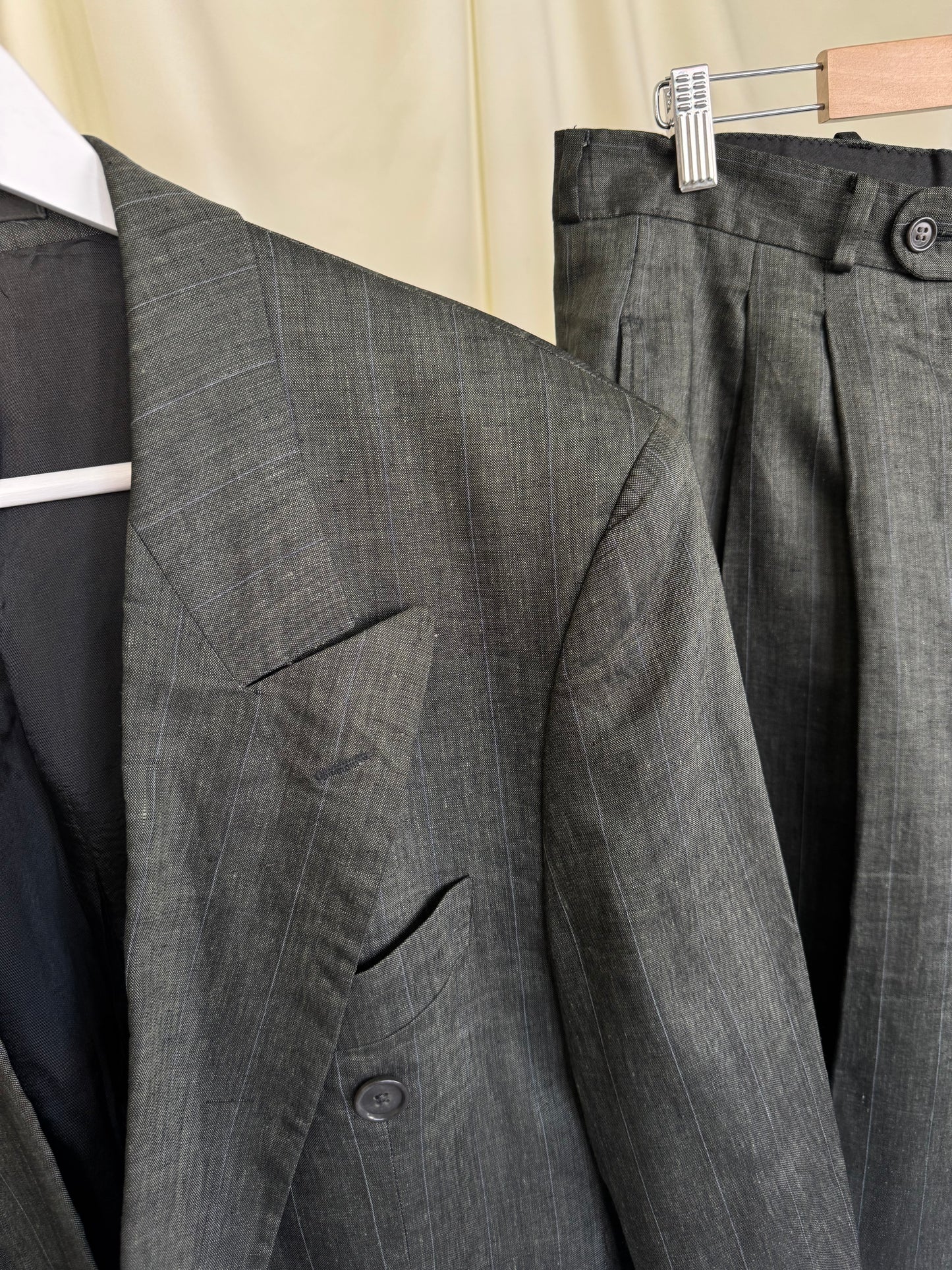 Costum HUGO BOSS din 100% in, verde închis cu dungi fine, pantalon cu talie înaltă (Mărimea L)