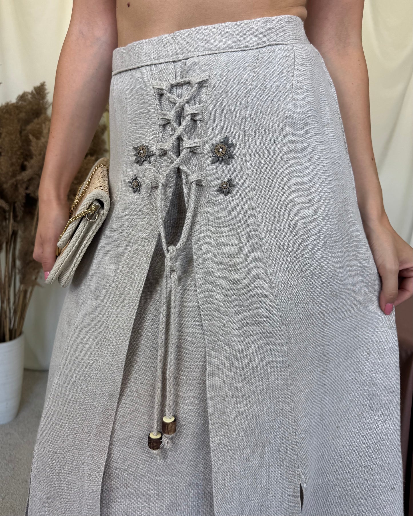Fusta vintage din 100% in cu talie înaltă, broderie superbă, șlițuri laterale ( mărimea M/L)
