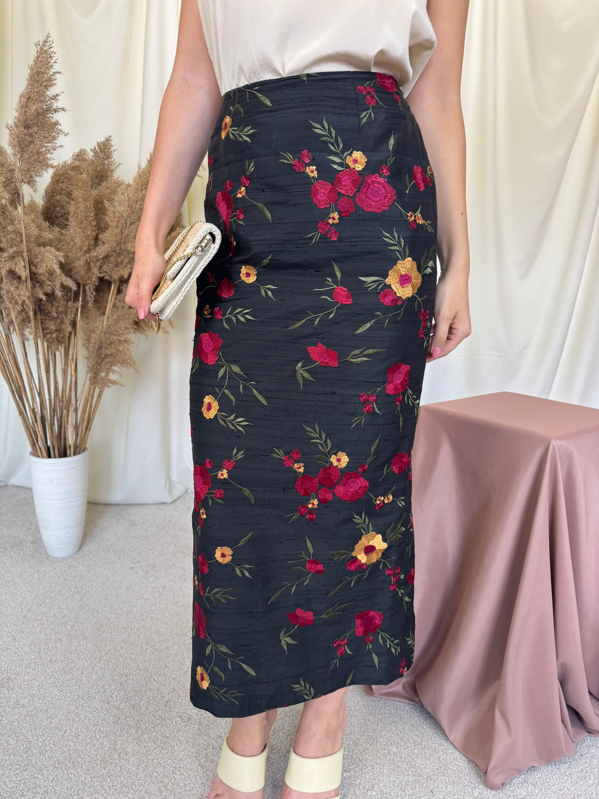 Fustă vintage neagră cu broderie superbe florală din 100% mătase naturală( mărimea M) (Copy)