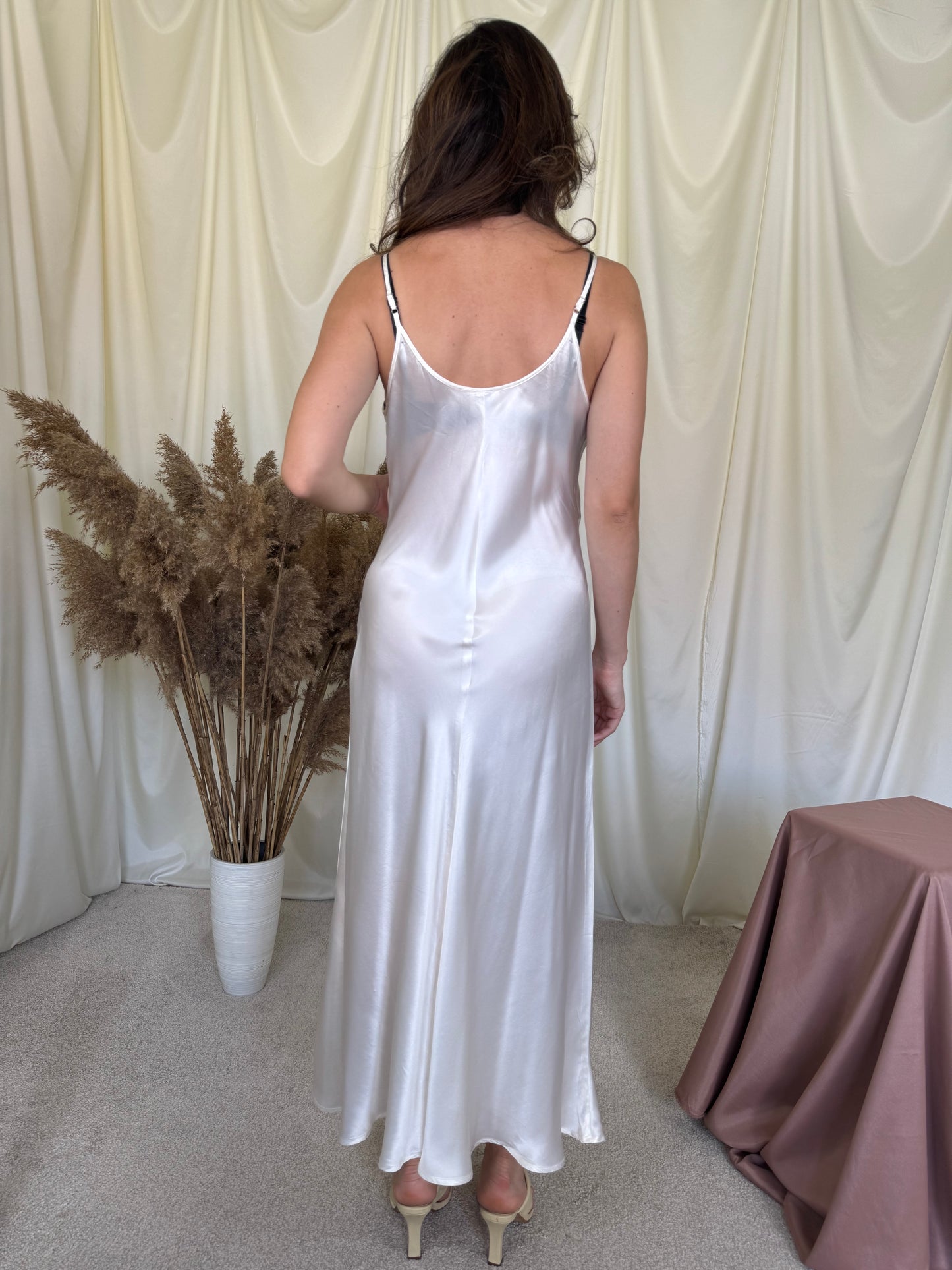 Rochie de noapte din 100% mătase naturală brodată 
(Mărimea M)