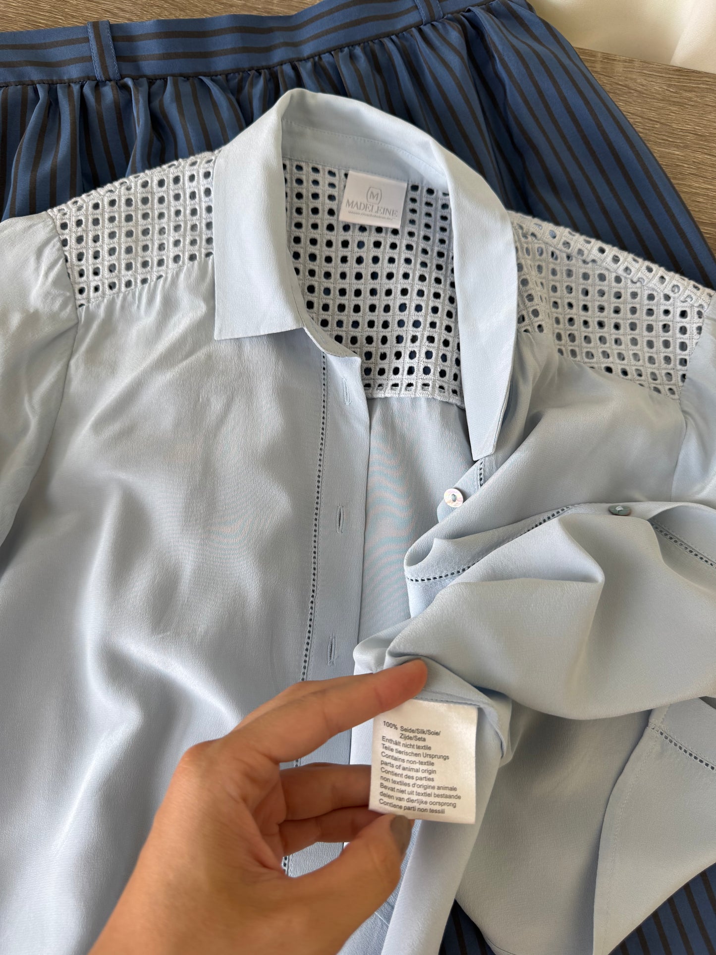 Cămașă MADELEINE din 100% mătase naturala baby blue cu nasturi inscripționați ( mărimea S)