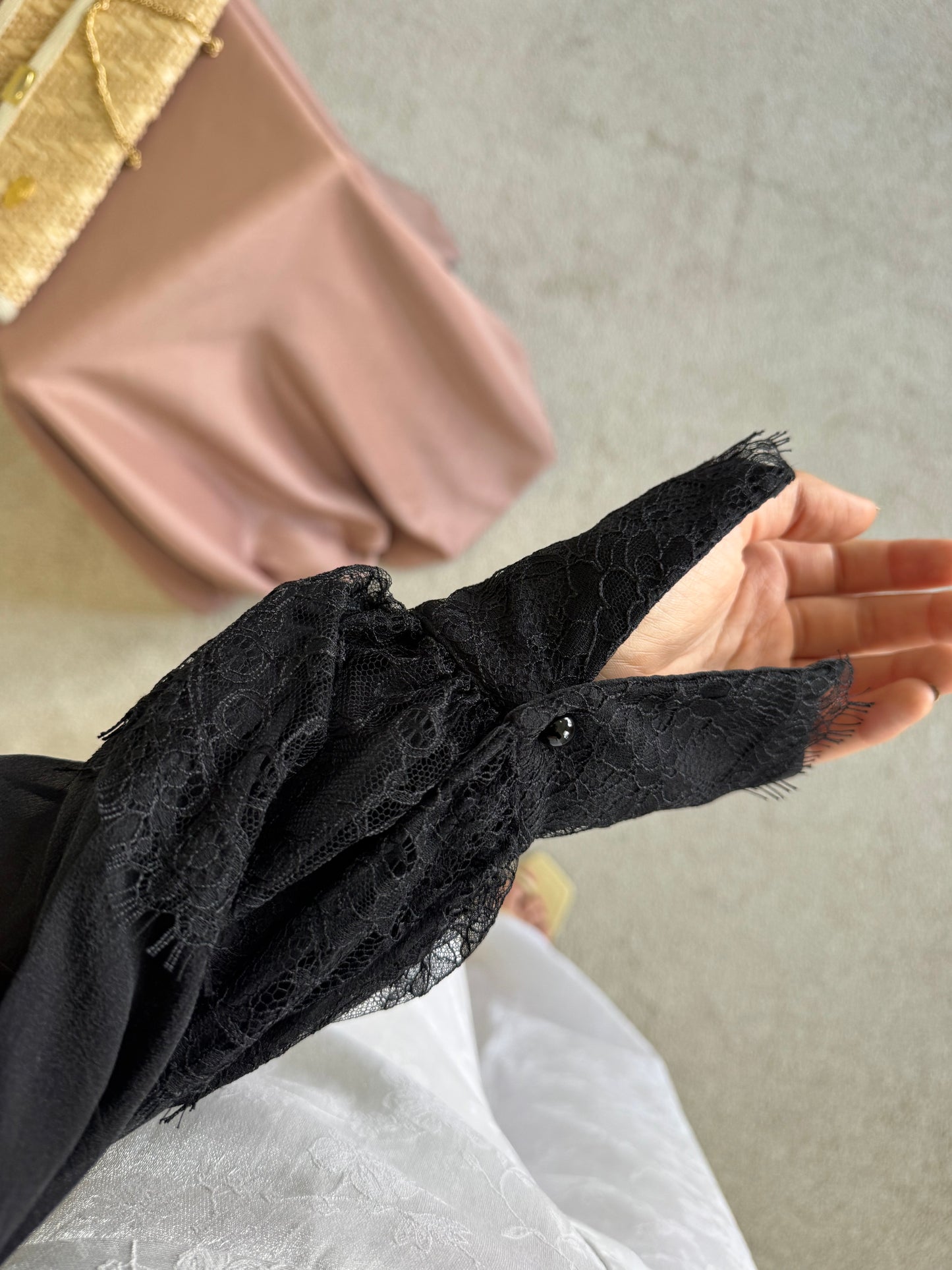 Piesă superbă  Elisabetta Franchi din dantelă cu mâneci ample ( mărimea S-M)