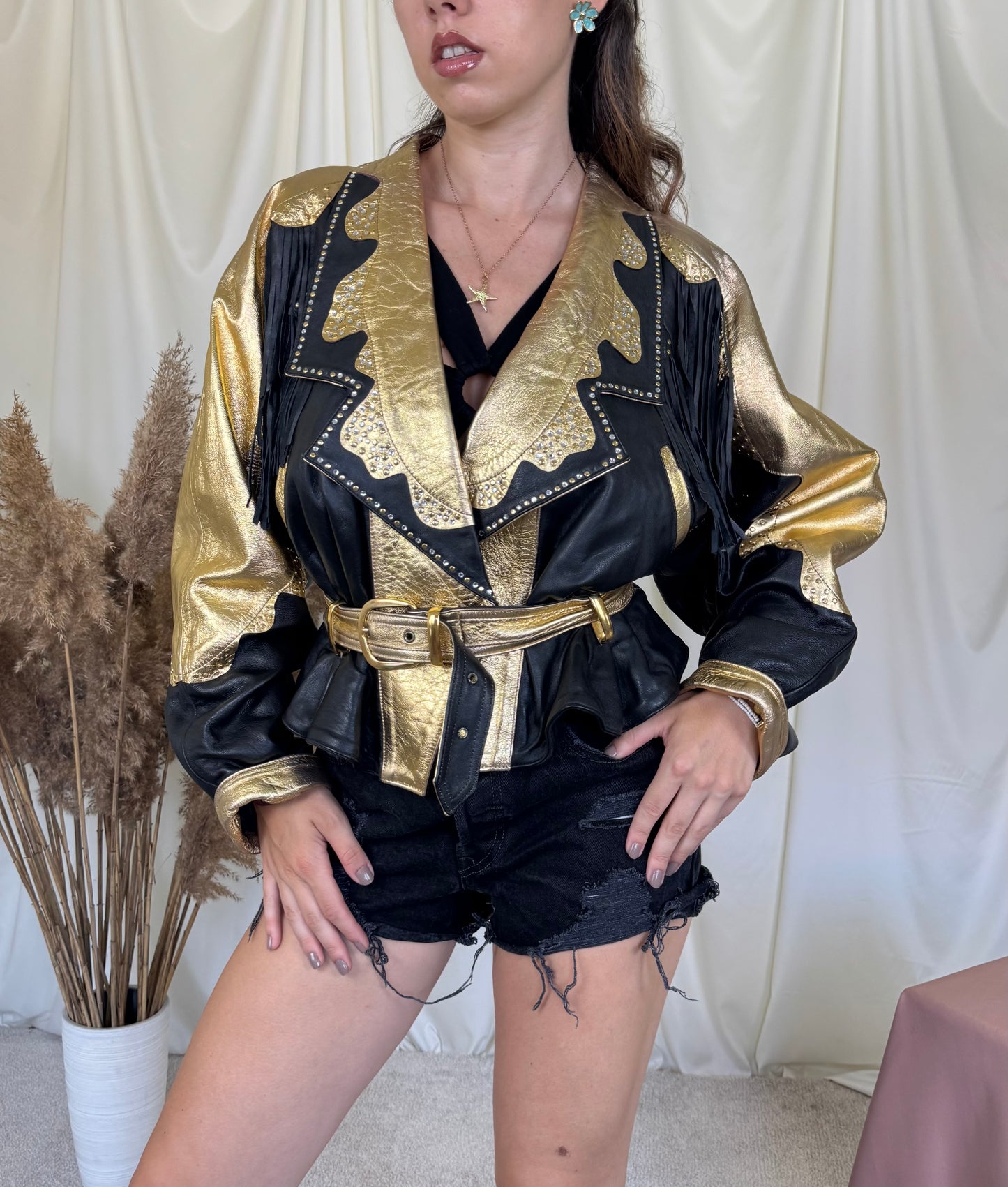 Piesă vintage statement din piele naturală extrem de rară cu aplicații spectaculoase, franjuri și ținte. TRUE VINTAGE 
(Mărimea S-L)