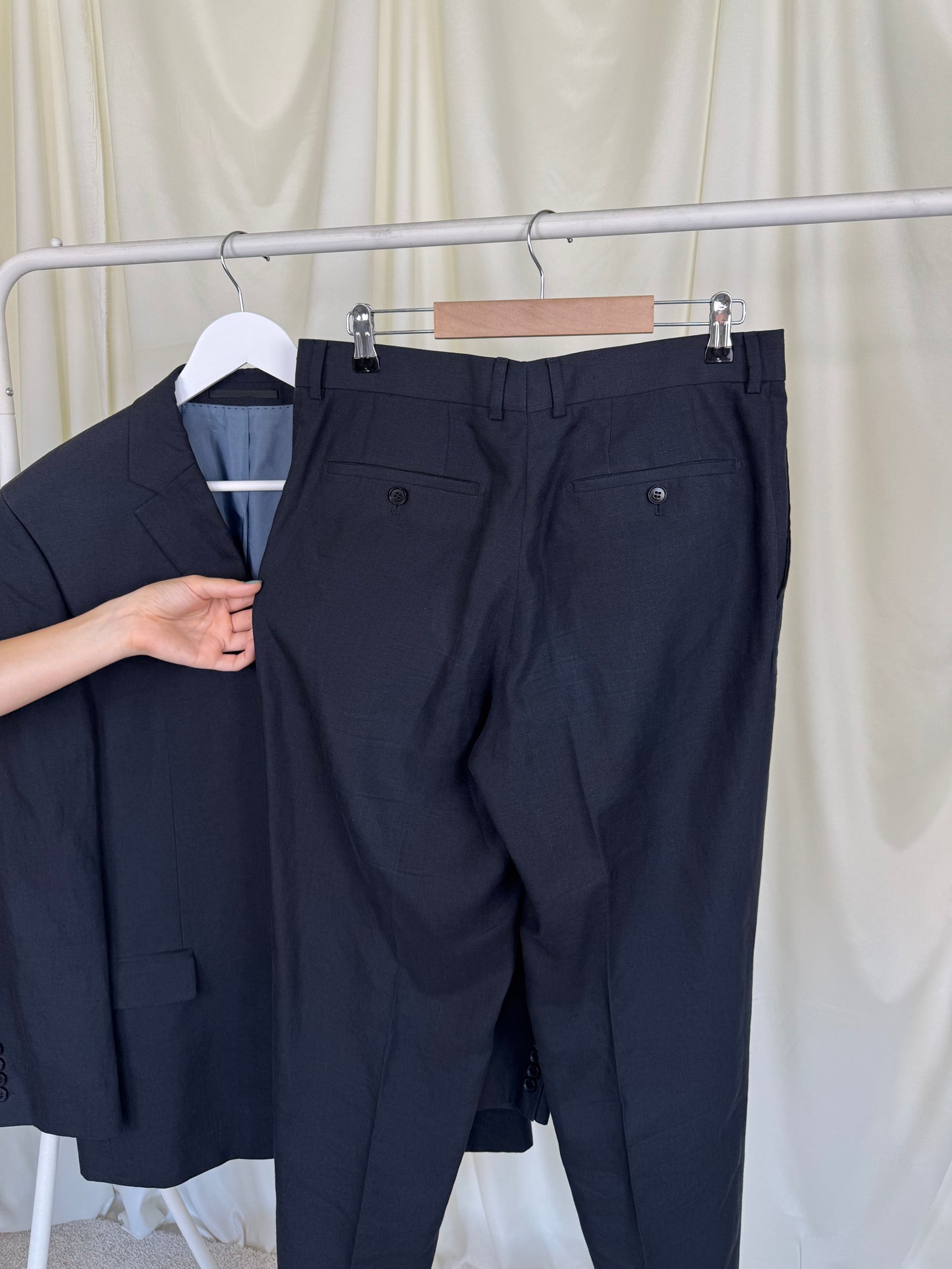 Costum HUGO BOSS din 100% in bleumarin 
(Mărimea 50/M-L)