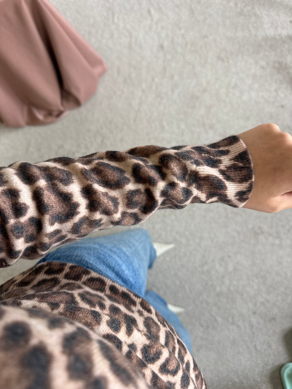 Pulover Madeleine pe gat din lana și cașmir cu animal print ( mărimea S)