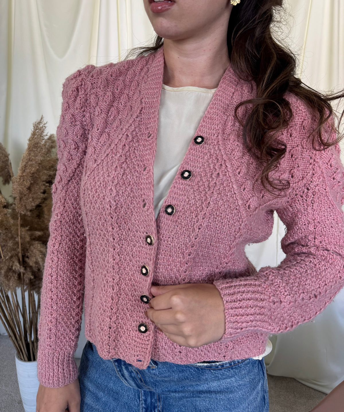 Cardigan roz lucrat manual cu umeri accentuați ( mărime universală - M/L)