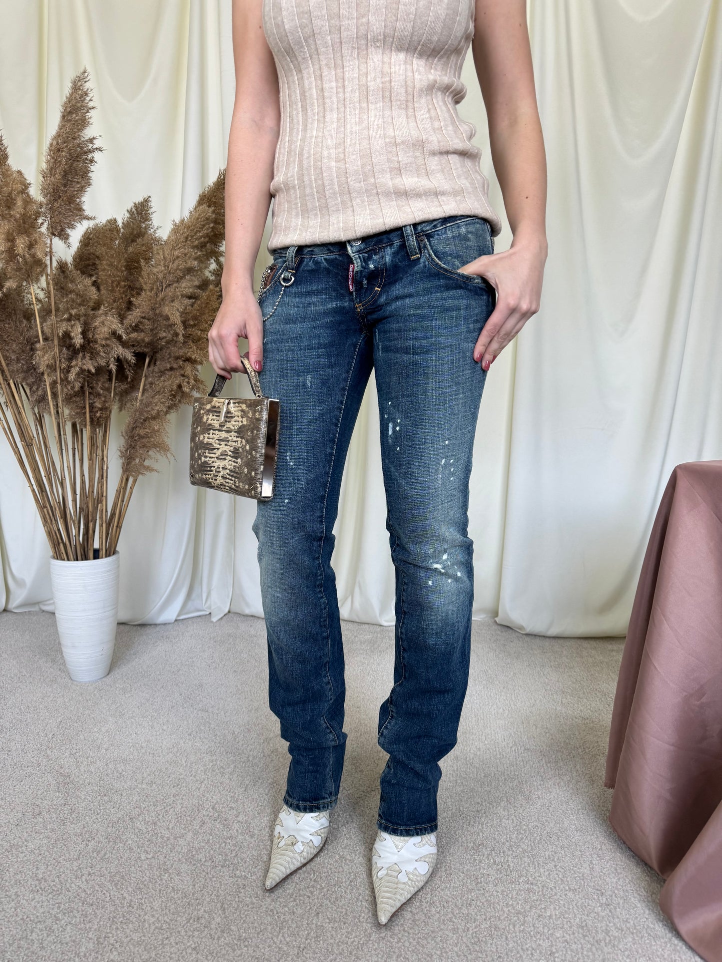 Blugi premium DSQUARED cu talie joasă 
(Mărimea XS)