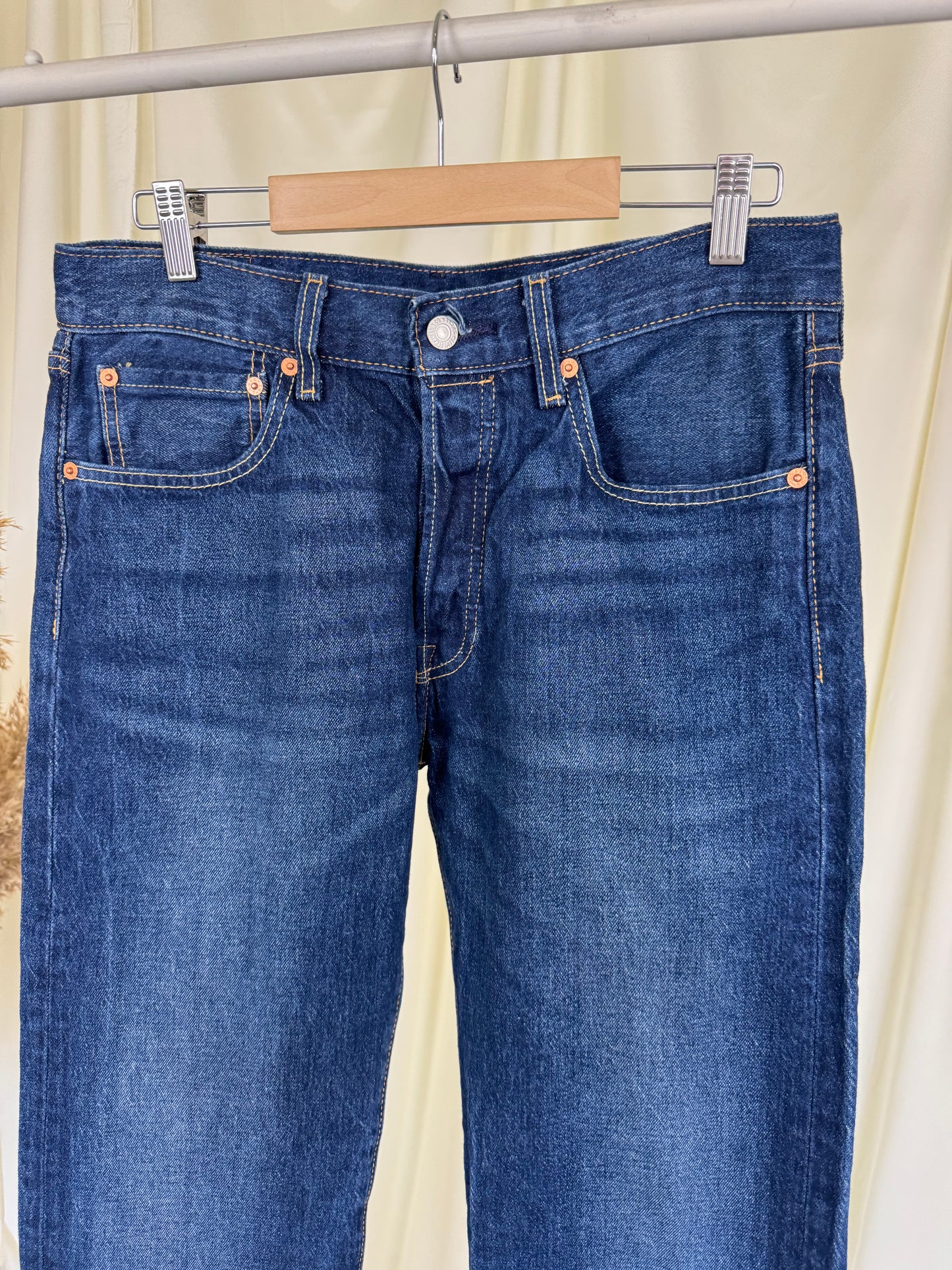 Blugi Levi’s 501 cu talie medie & straight leg 
(Mărimea S/M)