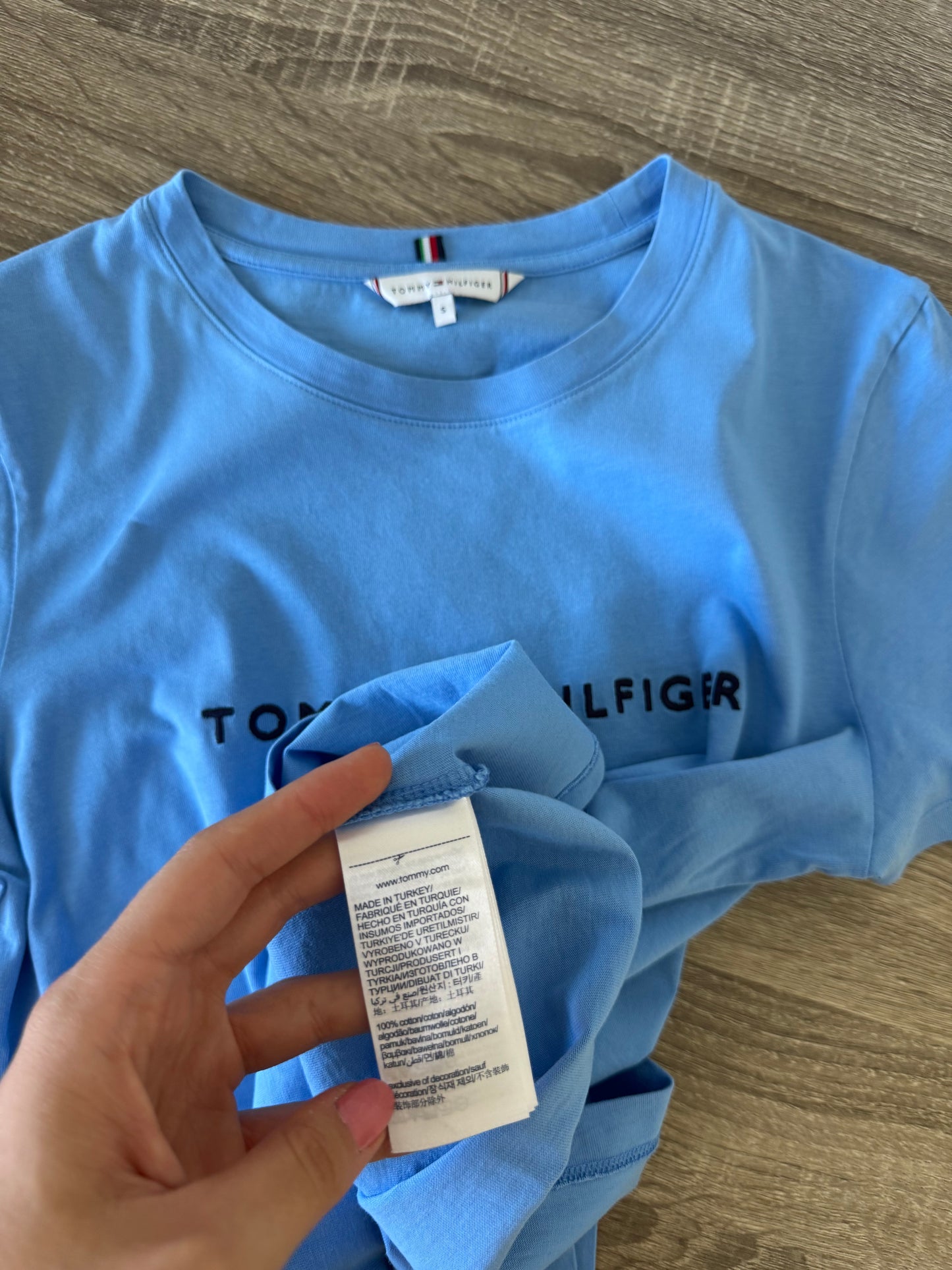 Tricou nou TOMMY HILFIGER din bumbac albastru  ( mărimea S- S/M)