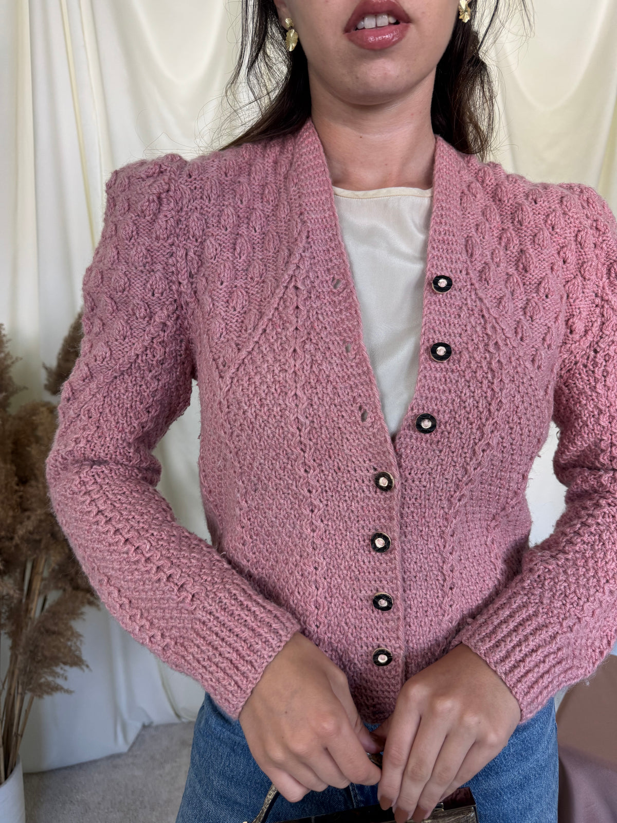 Cardigan roz lucrat manual cu umeri accentuați ( mărime universală - M/L)