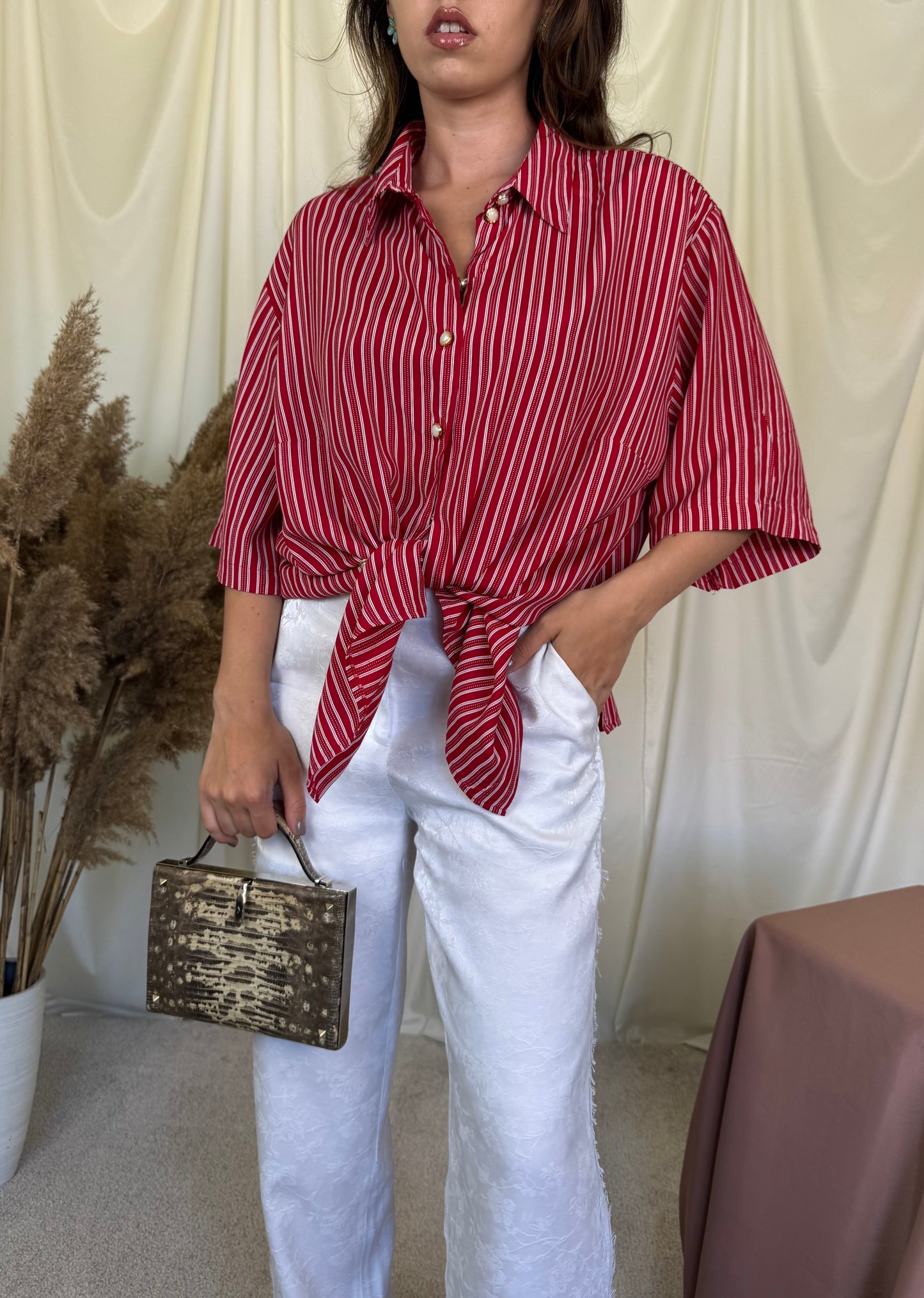 Cămașă vintage din 100% vascoza cu nasturi tip bijuterie 
(Mărimea L/XL)