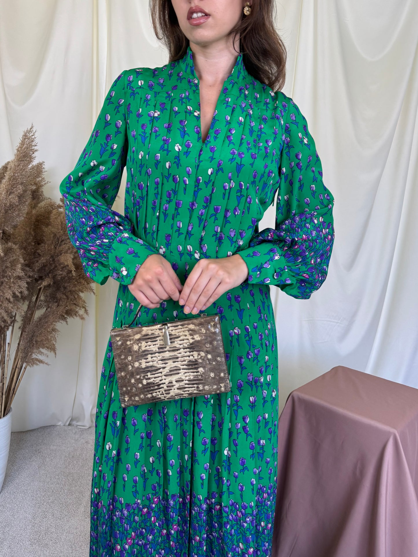 Rochie vintage din 100% mătase naturala cu prin floral, pliuri fine și croială vaporoasă 
(Mărimea M/L)