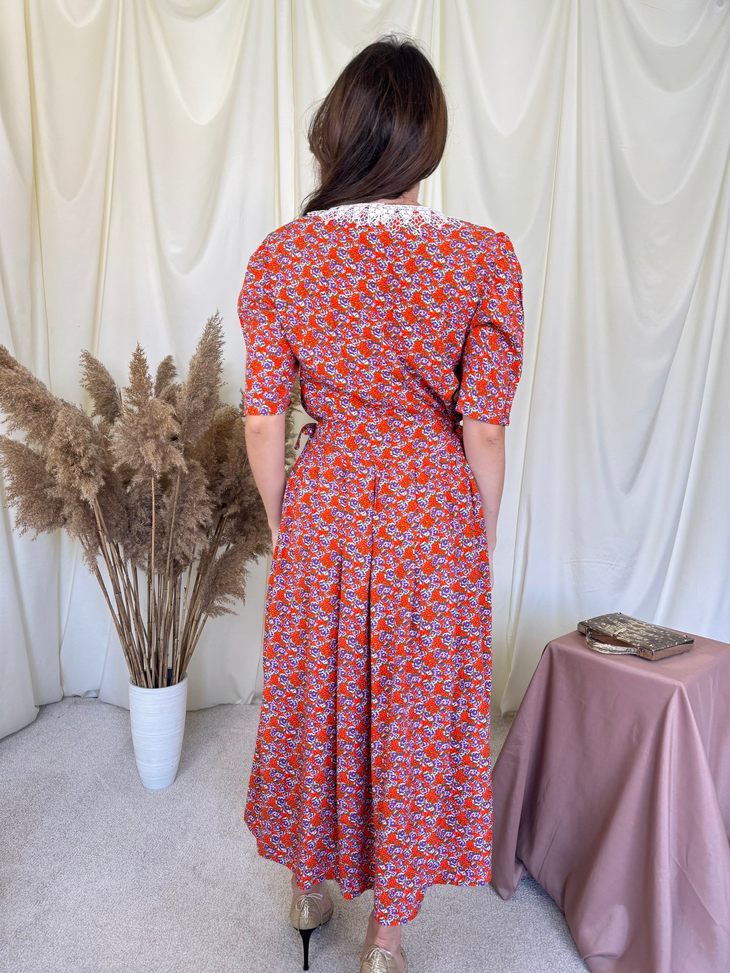 Rochie vintage cu print floral, guler din dantelă și nasturi aurii, talie ajustabilă  
(Mărimea M)