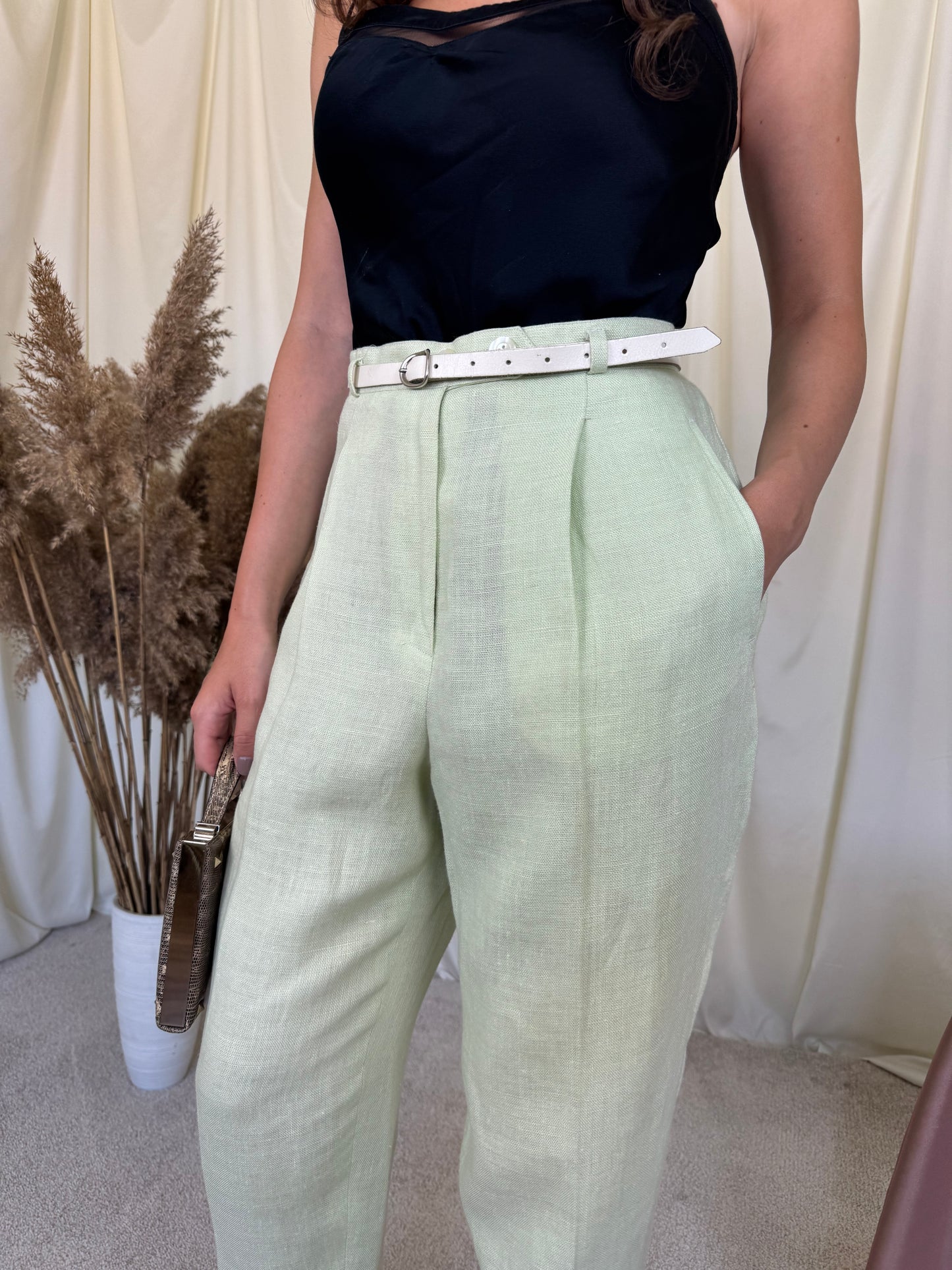 Pantaloni vintage cu talie super înaltă din 70% in, curea din piele naturala inclusa 
(Mărimea L)