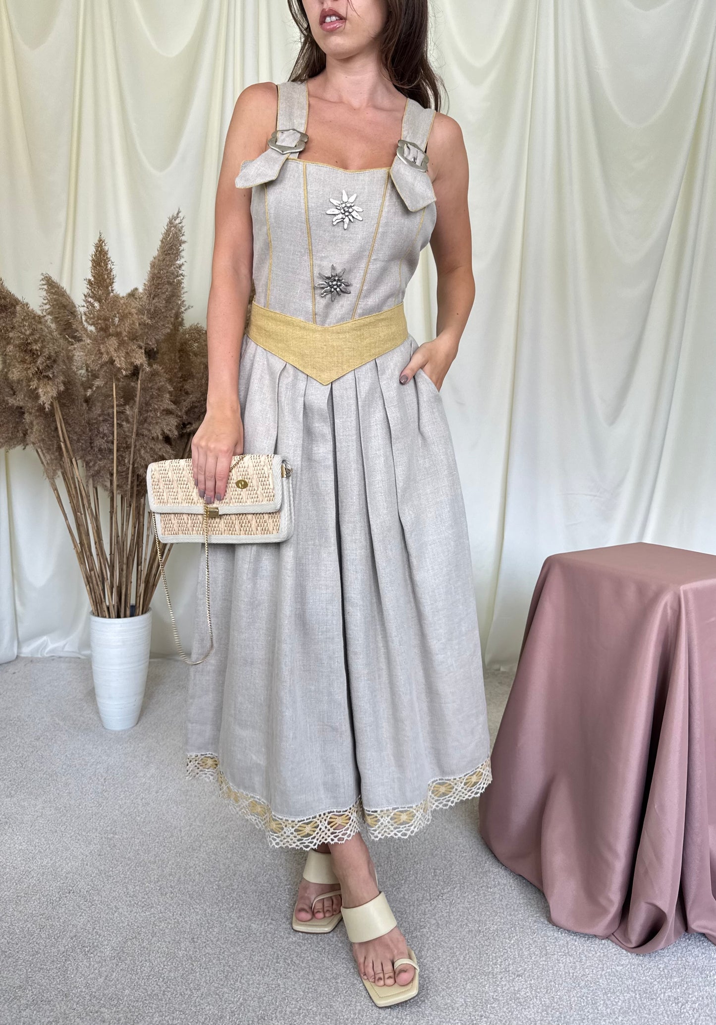 Rochie vintage din 100% in cu talie cambrata și detalii metalice 
(Mărimea M)