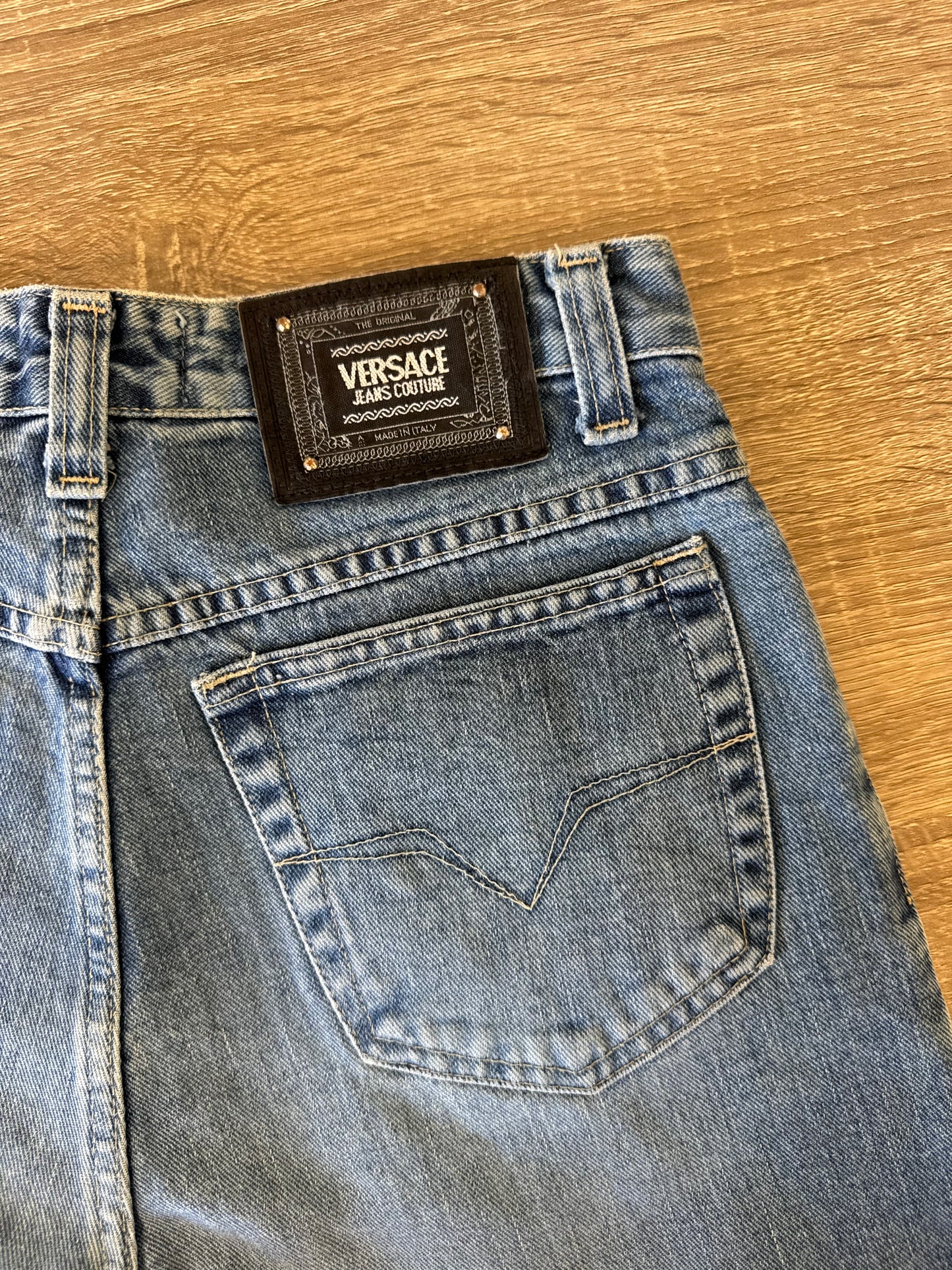 Blug vintage Versace din 100% bumbac, nasturi metalici aurii, păstrați într-o stare excelentă 
(Mărimea S)
