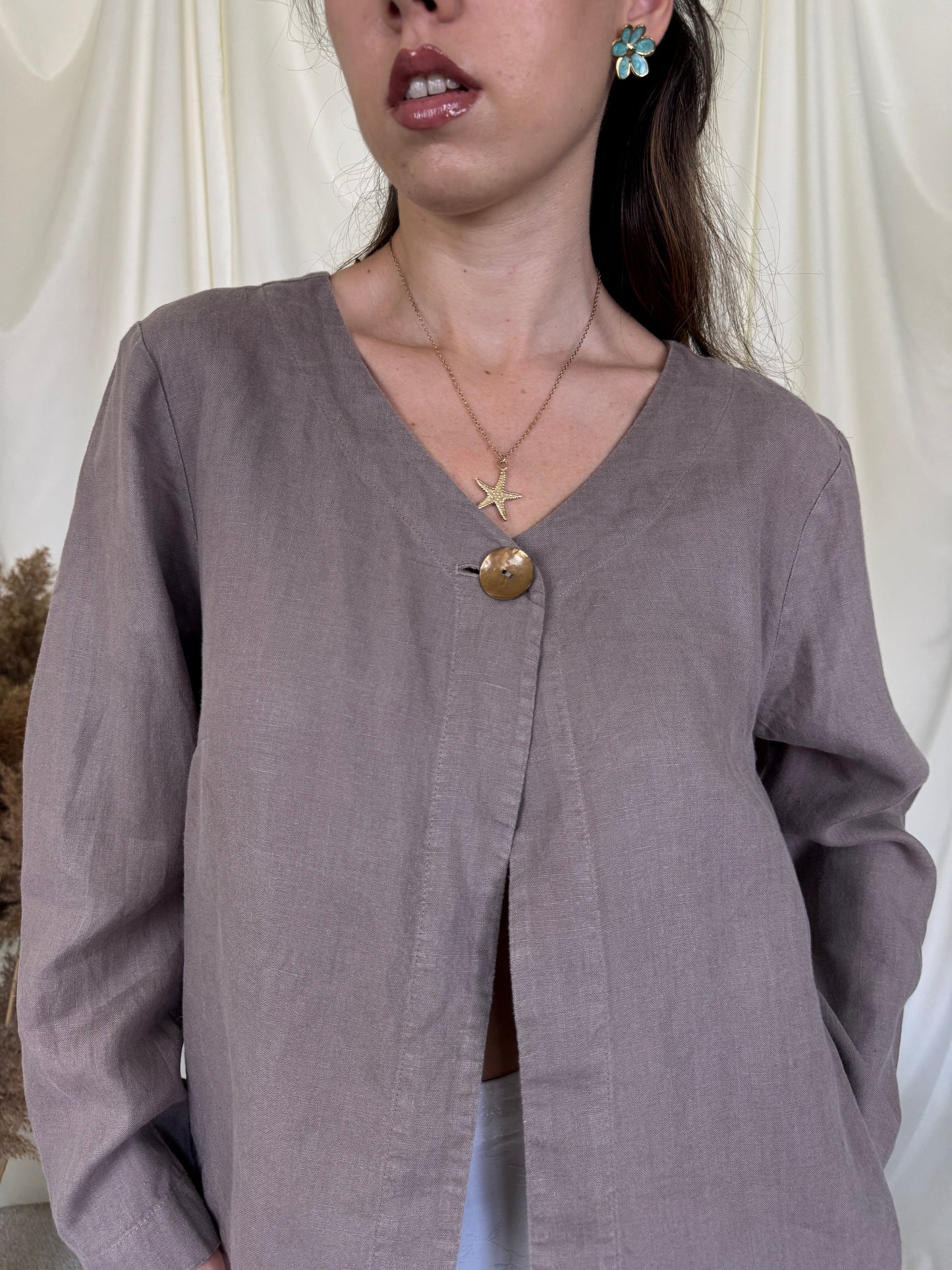 Sacou în fit lejer din 100% in cu nasture tip perla ( mărimea M/L)
