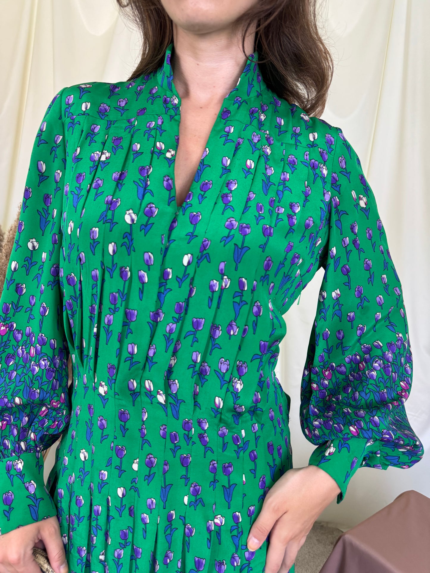 Rochie vintage din 100% mătase naturala cu prin floral, pliuri fine și croială vaporoasă 
(Mărimea M/L)
