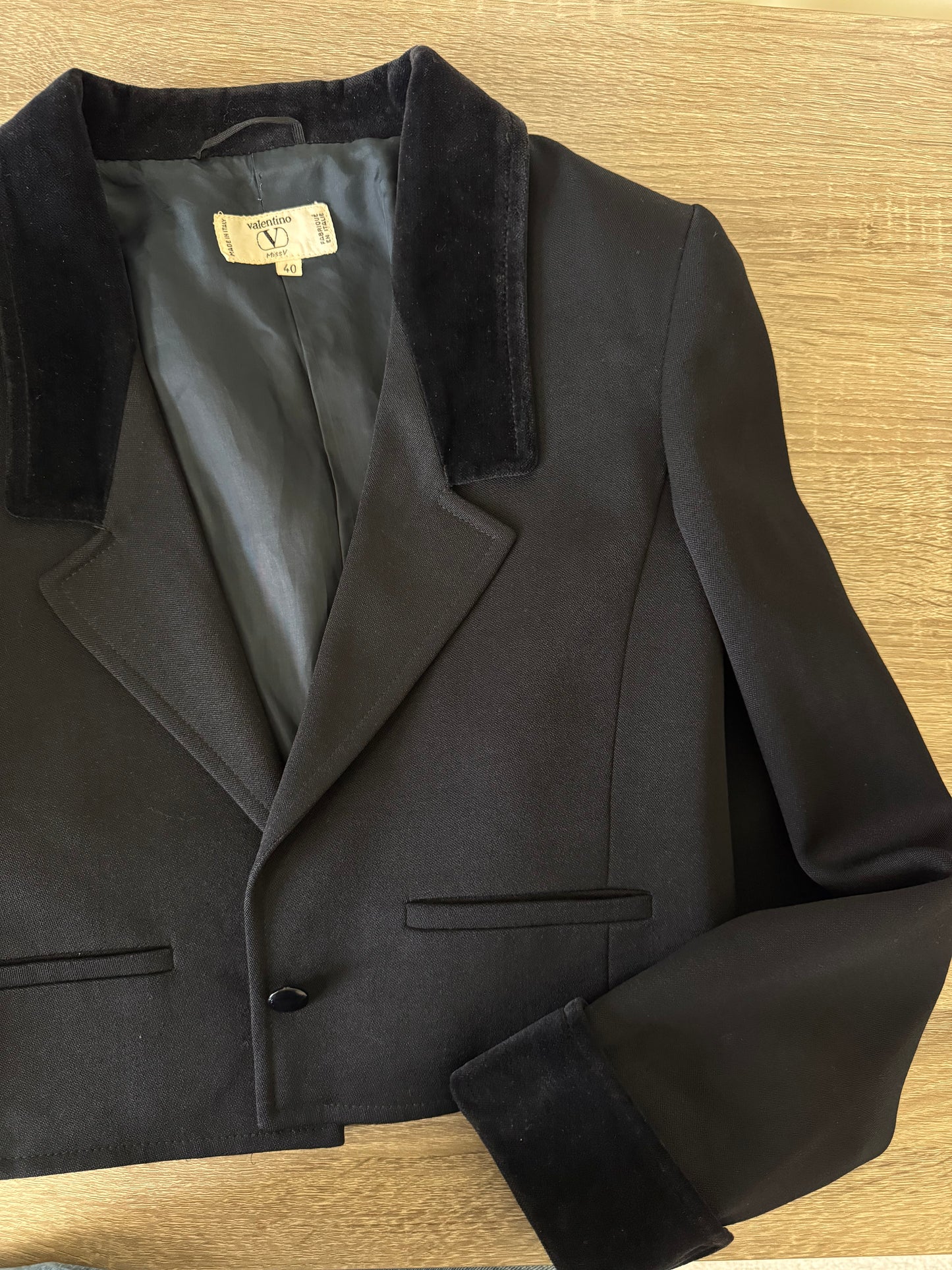 Piesa vintage de colecție Valentino din 100% lână cu detalii din catifea de bumbac , (mărimea xs/s)