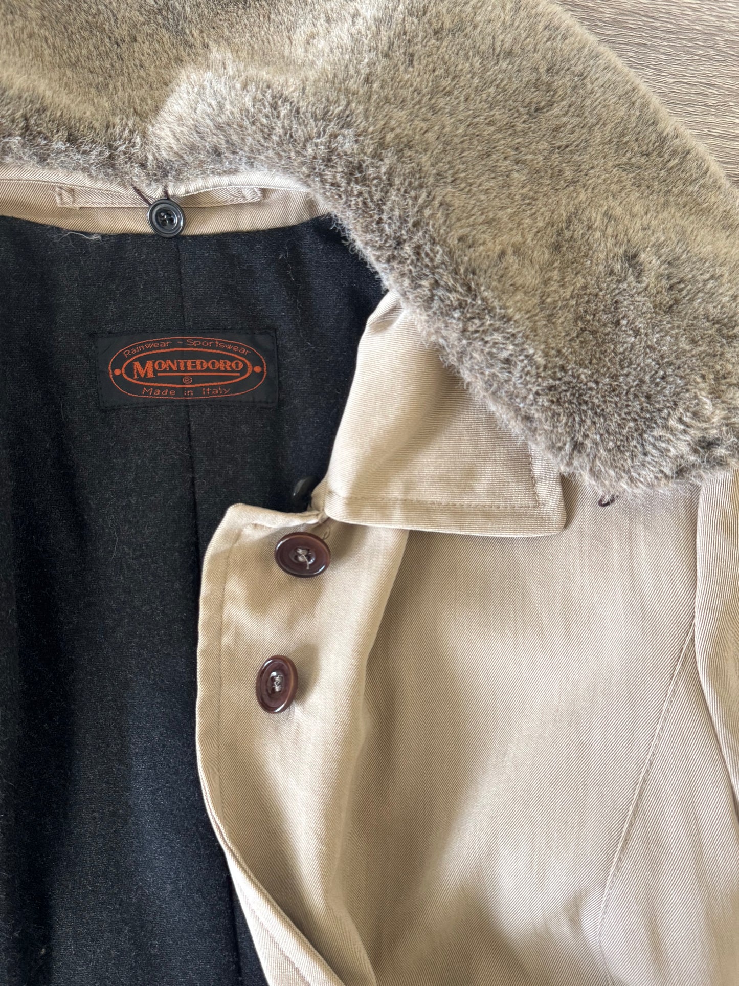 Jacheta Montedoro cu guler detașabil și cordon în talie pentru ajustare, produs căptușit 
Mărimea M,