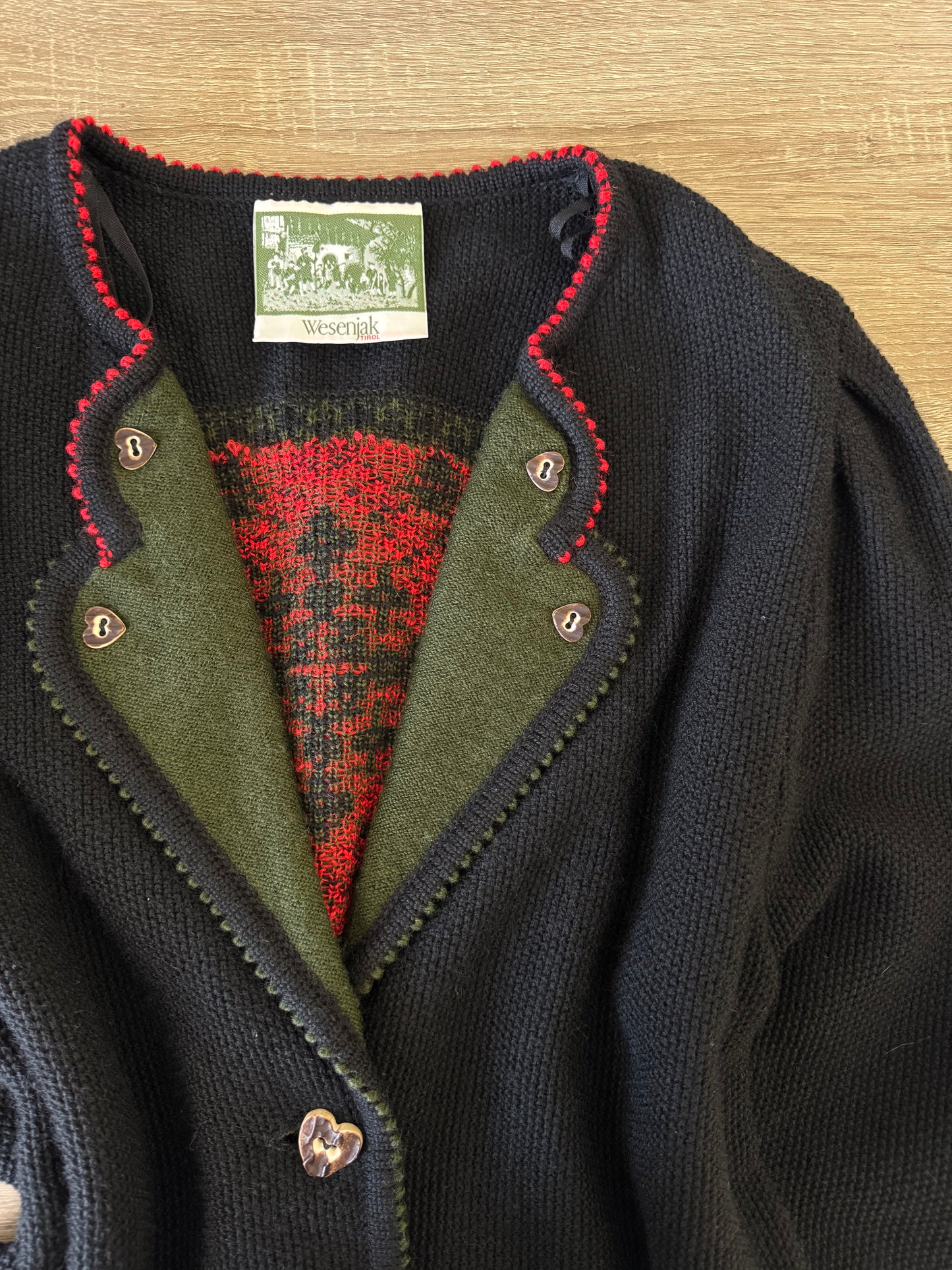 Cardigan vintage din 100% lână cu broderie superbă ( mărimea M/L)