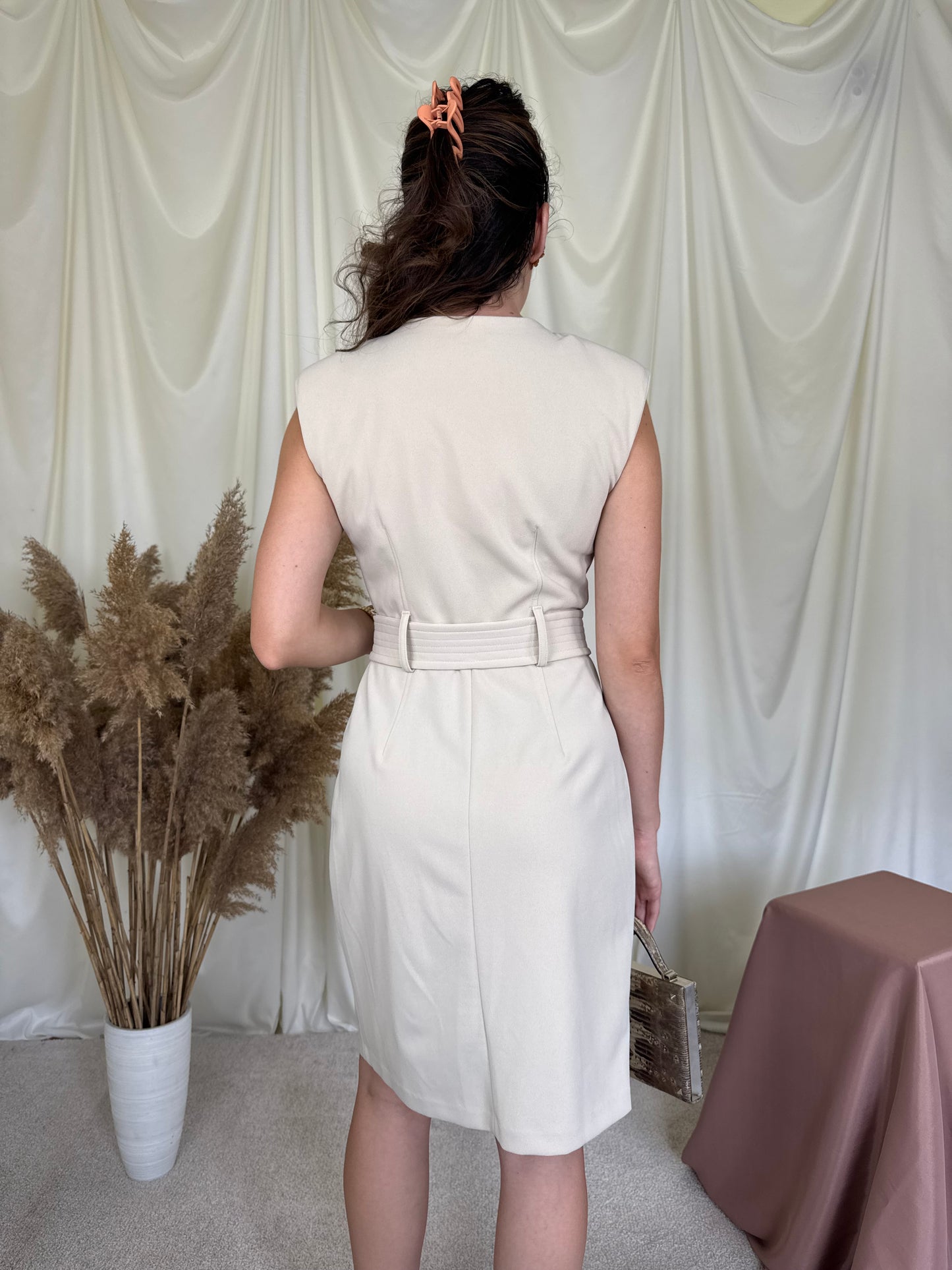 Rochie nouă CALVIN KLEIN cu centura pentru marcarea taliei 
(Mărimea S)