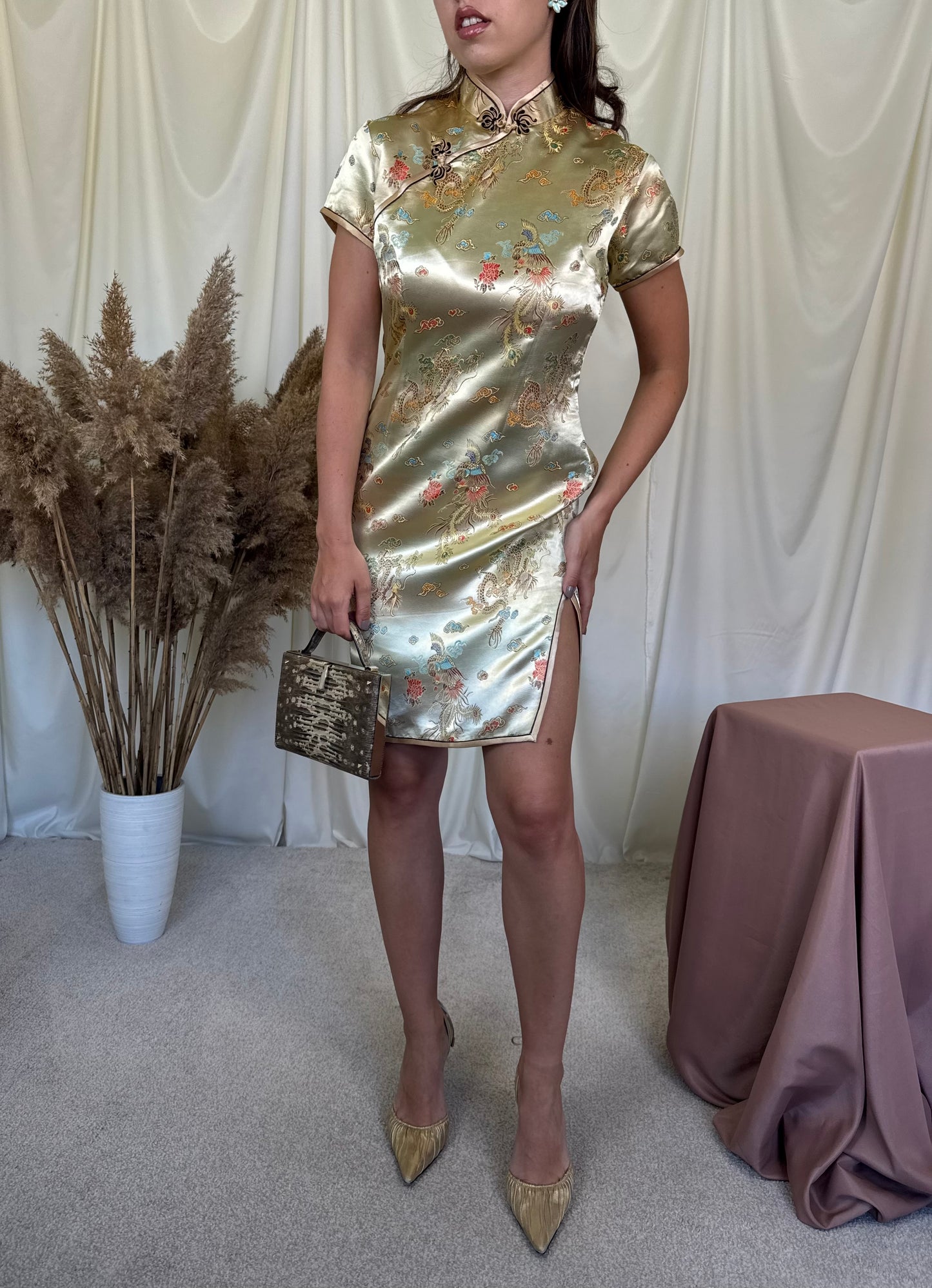 Rochie superbă asiatică cu print și șlițuri laterale (Mărimea S)