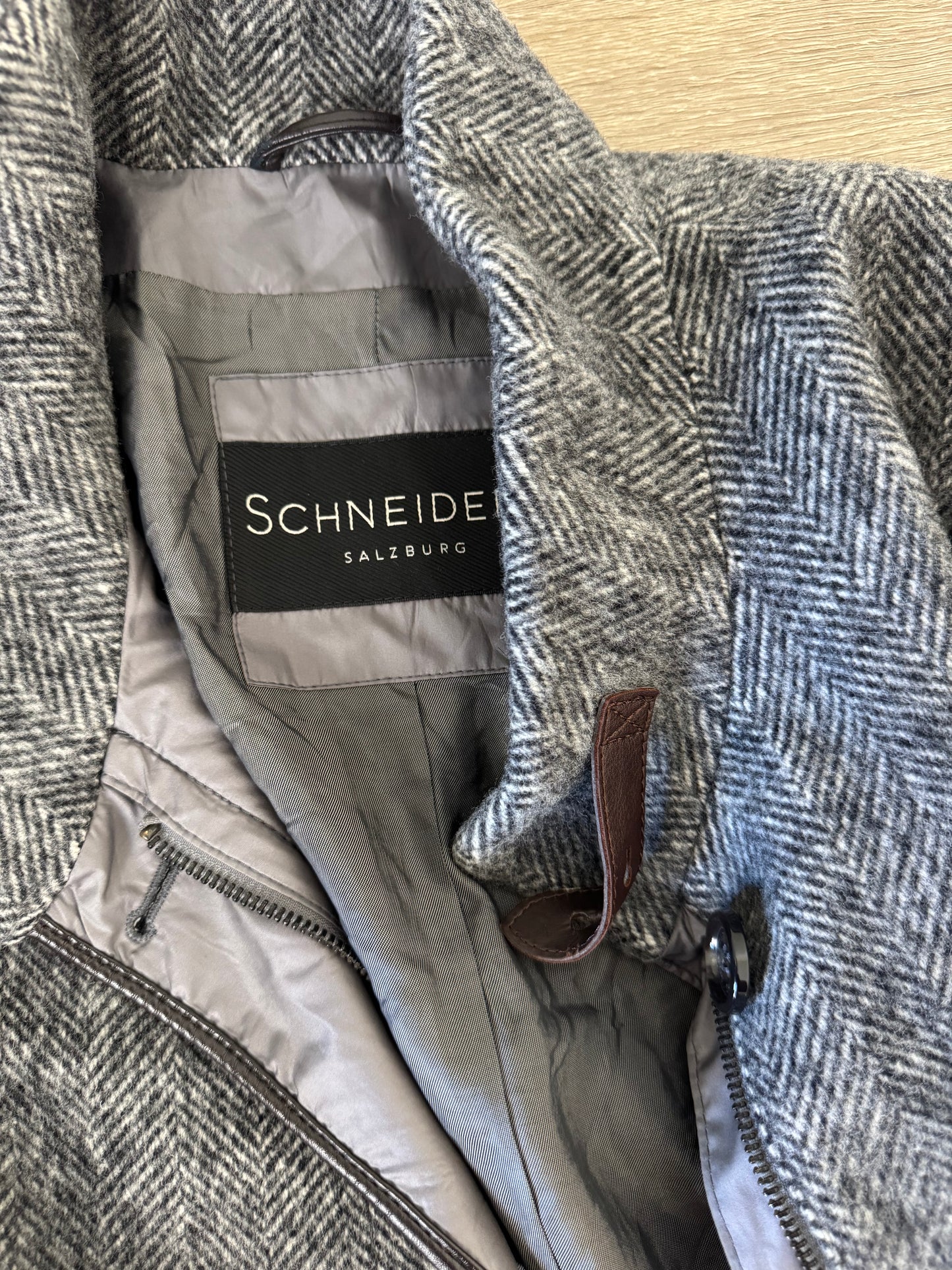 Palton superb din 100% lână fină
Mărimea L