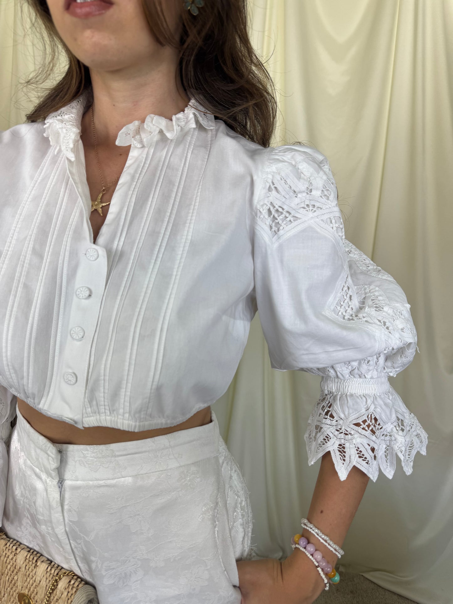 Cămașă vintage din 100% bumbac cu broderie excepțională, umeri bufanți( mărimea M)