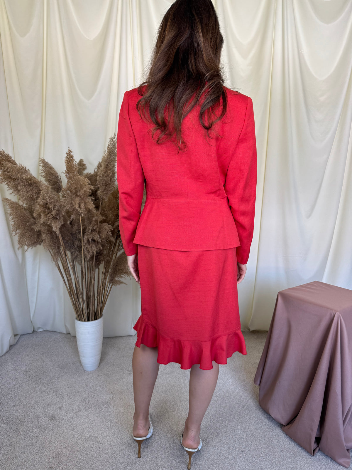 Deux piece luxury VALENTINO, sacou cambrat cu nasturi bijuterie si fusta feminină cu talie înaltă ( mărimea M)