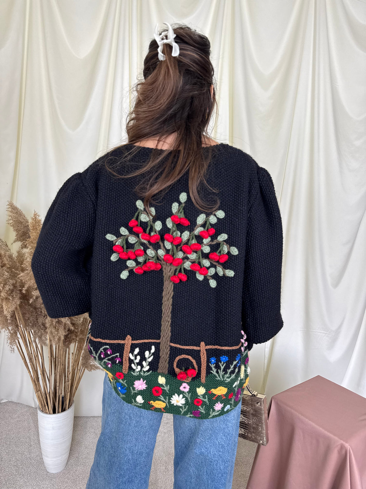 Piesă vintage din 100% lână, realizată manual cu detalii brodate ( mărimea M/L)