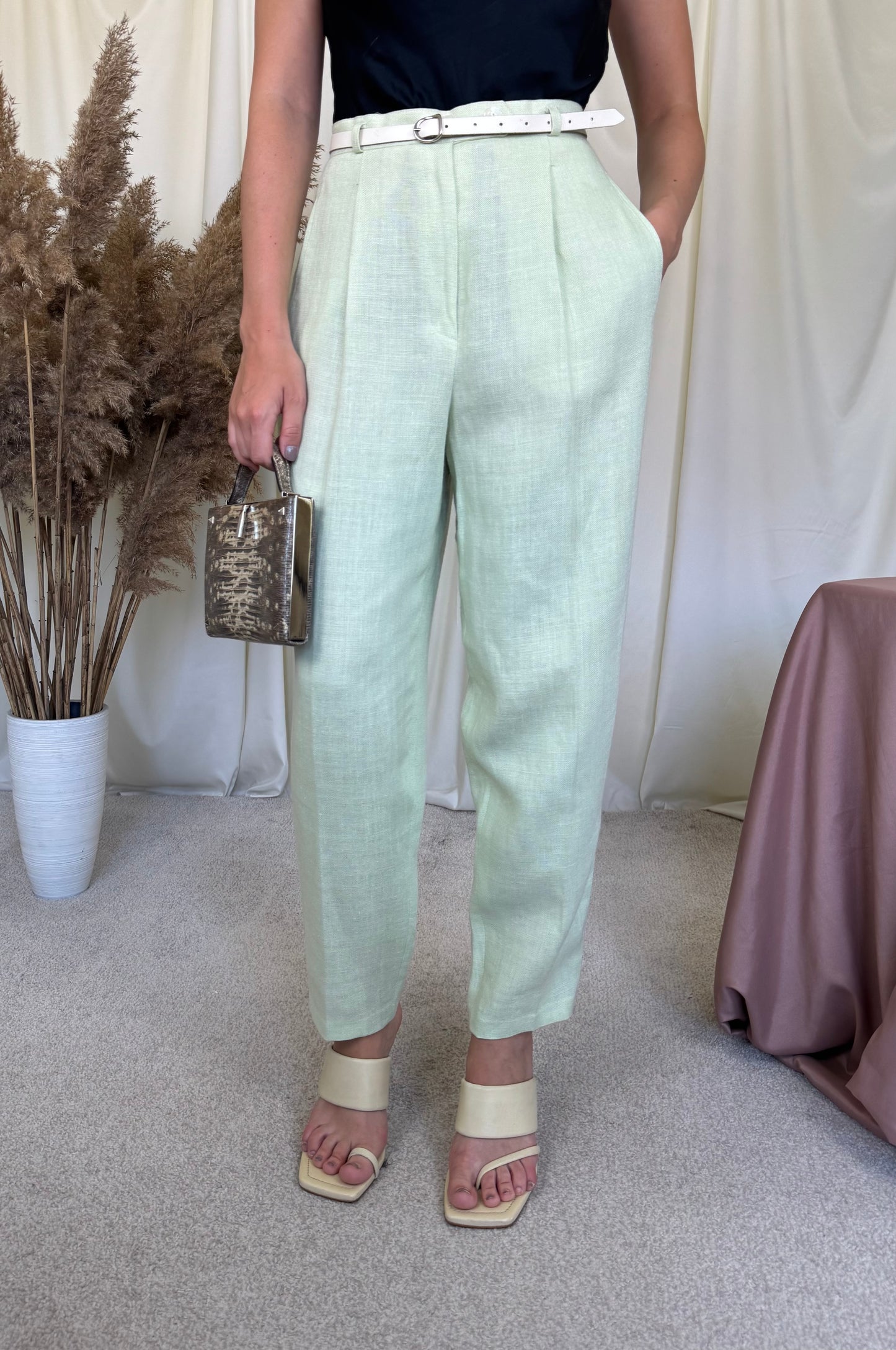 Pantaloni vintage cu talie super înaltă din 70% in, curea din piele naturala inclusa 
(Mărimea L)