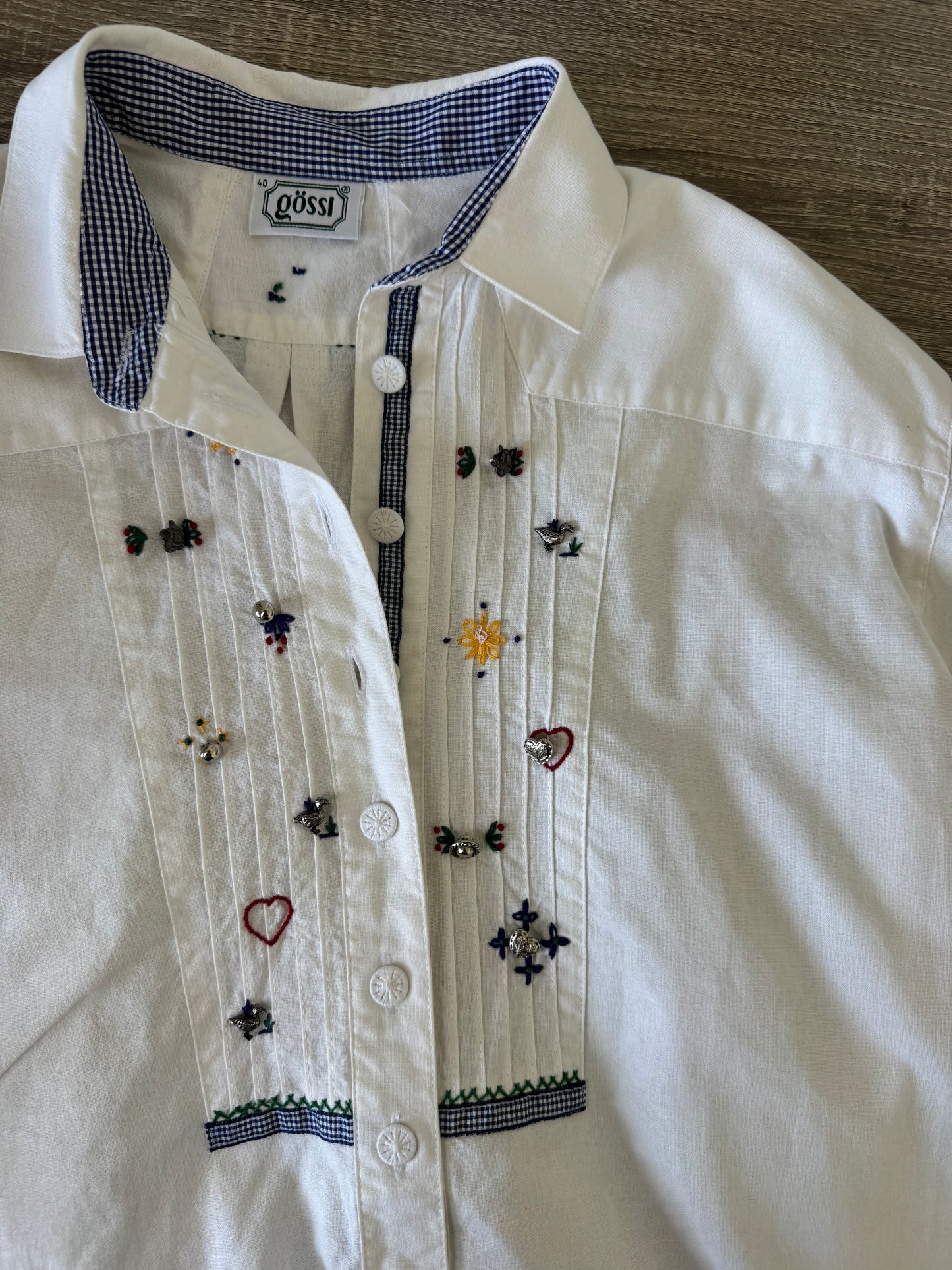 Cămașă vintage superbisima din 100% bumbac cu broderie și aplicații metalice 
(Mărimea M/L)