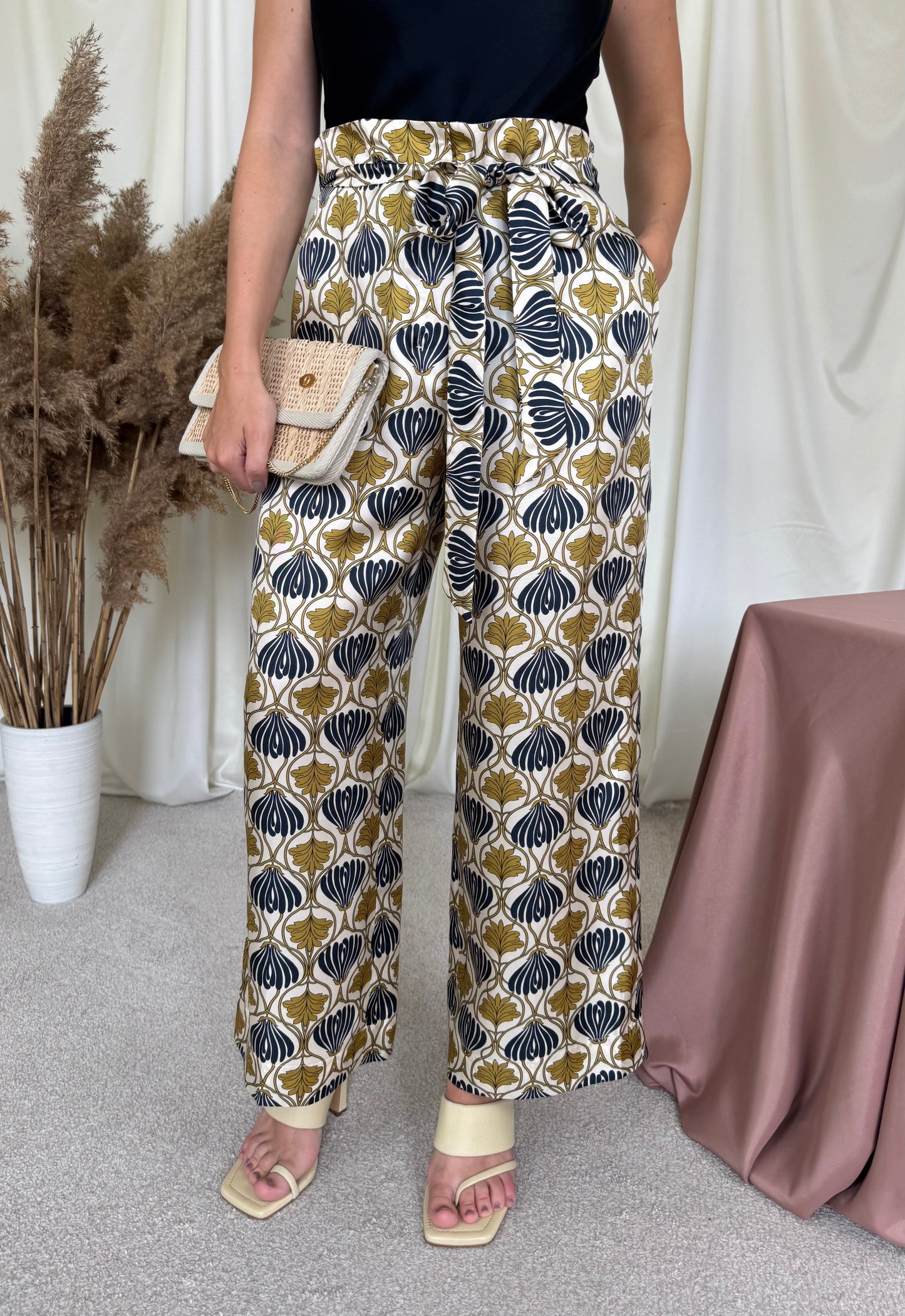 Pantaloni NOI Max Mara din 100% mătase naturală cu print și cordon pentru ajustare( mărimea M)