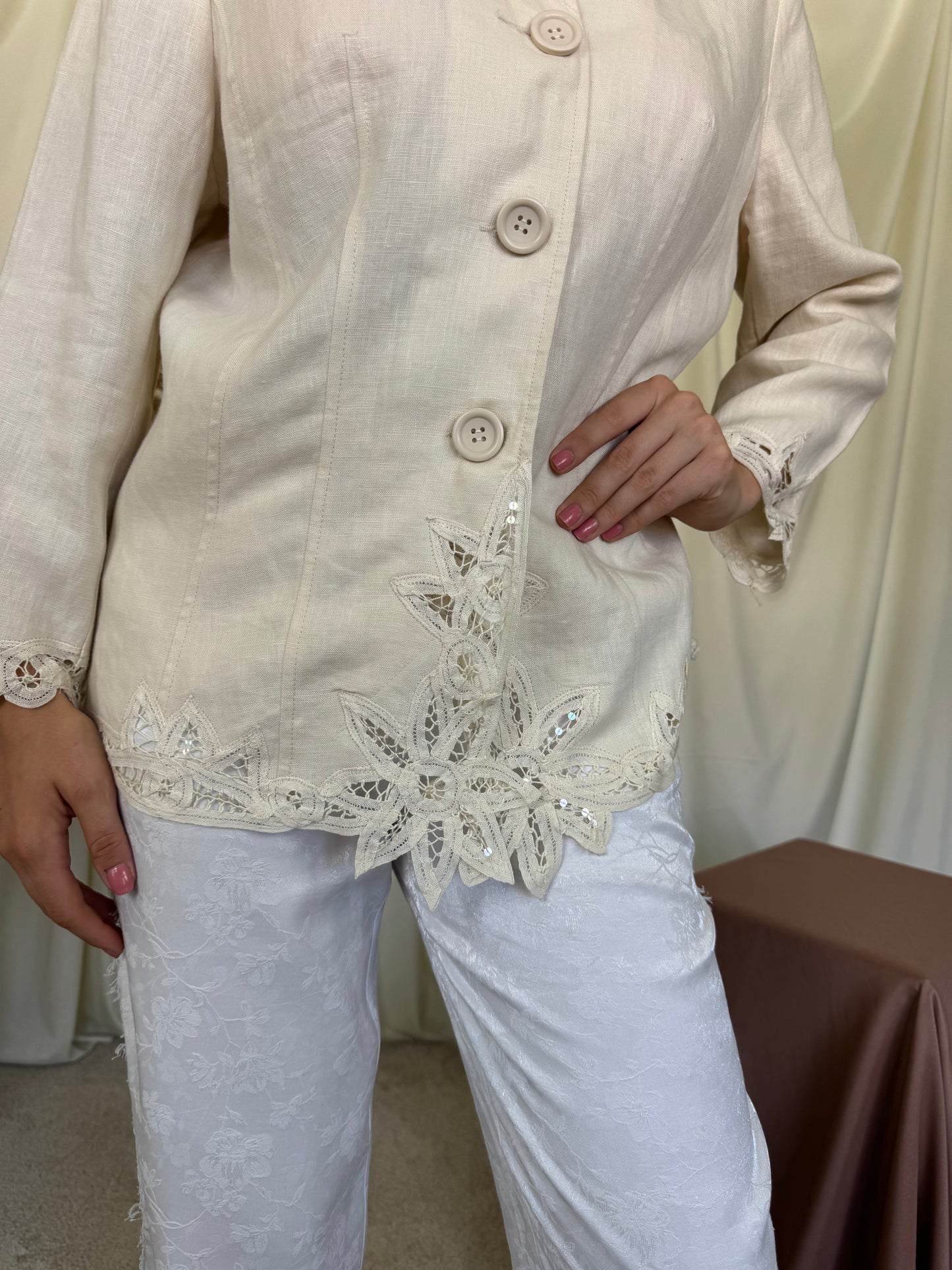 Sacou de vară din 100% in cu broderie superbă ( mărimea L)