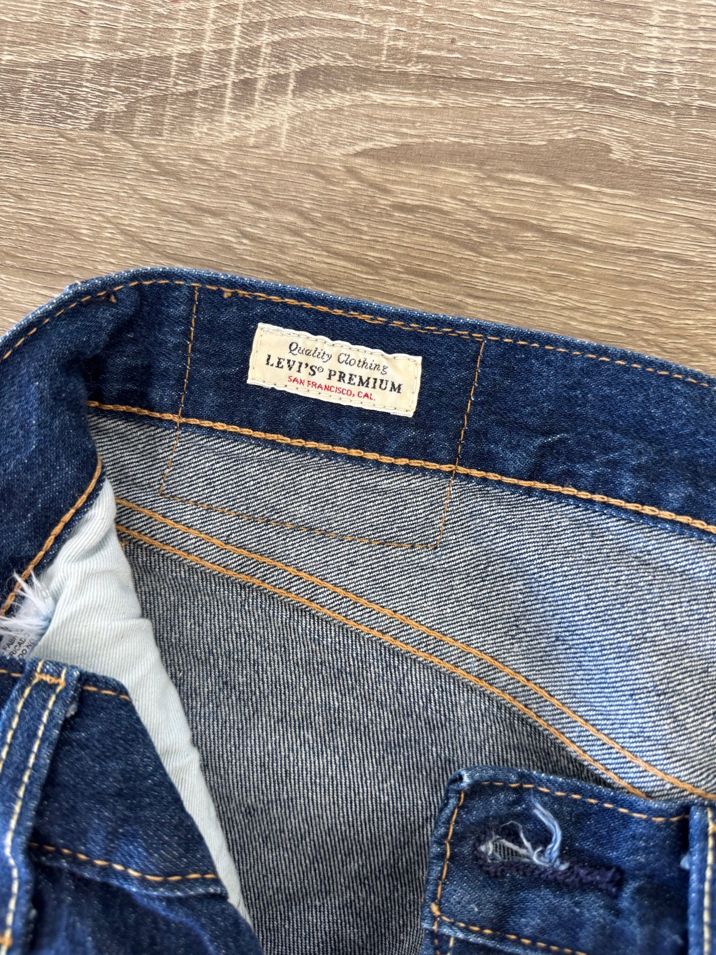 Blugi Levi’s 501 cu talie medie & straight leg 
(Mărimea S/M)