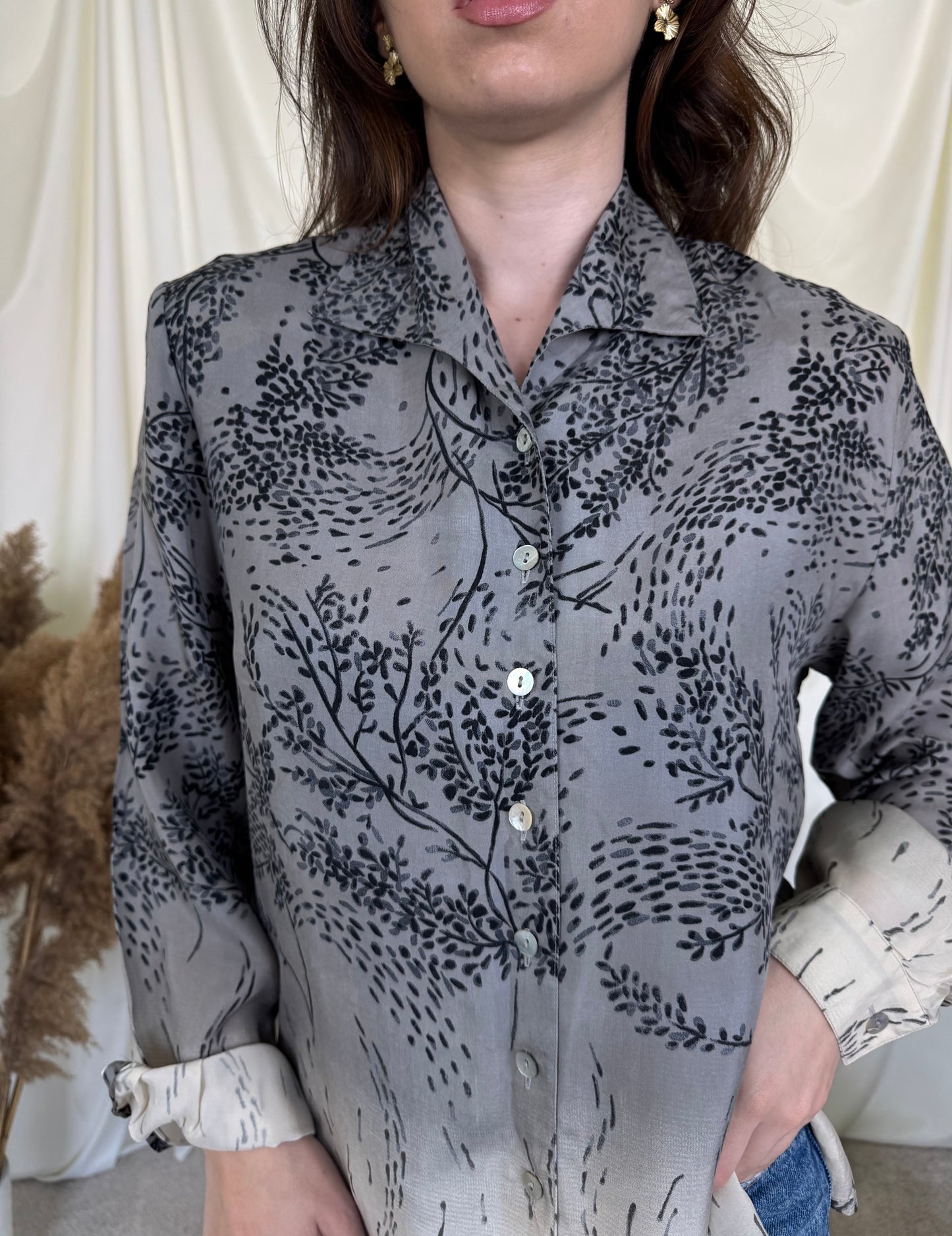 Cămașă vintage cu print gri din 100% cupro 
(Mărimea M/L)