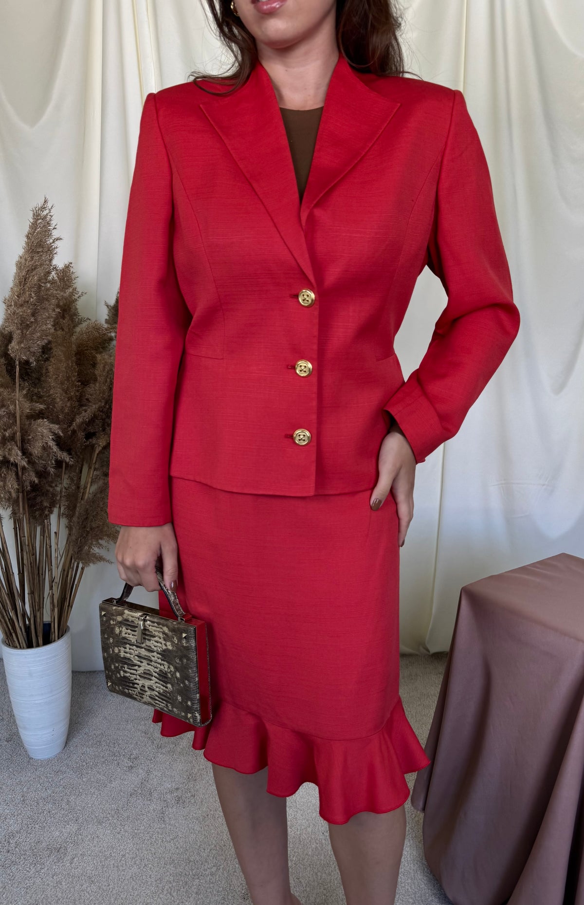 Deux piece luxury VALENTINO, sacou cambrat cu nasturi bijuterie si fusta feminină cu talie înaltă ( mărimea M)