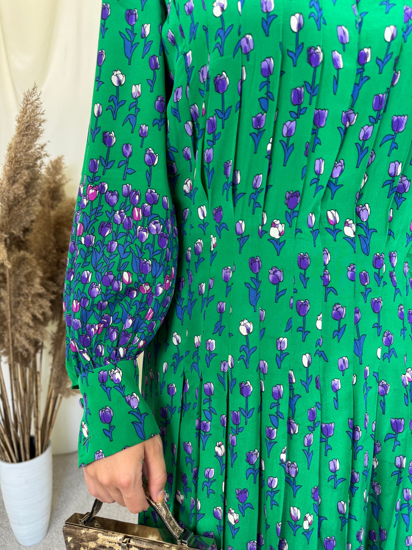 Rochie vintage din 100% mătase naturala cu prin floral, pliuri fine și croială vaporoasă 
(Mărimea M/L)